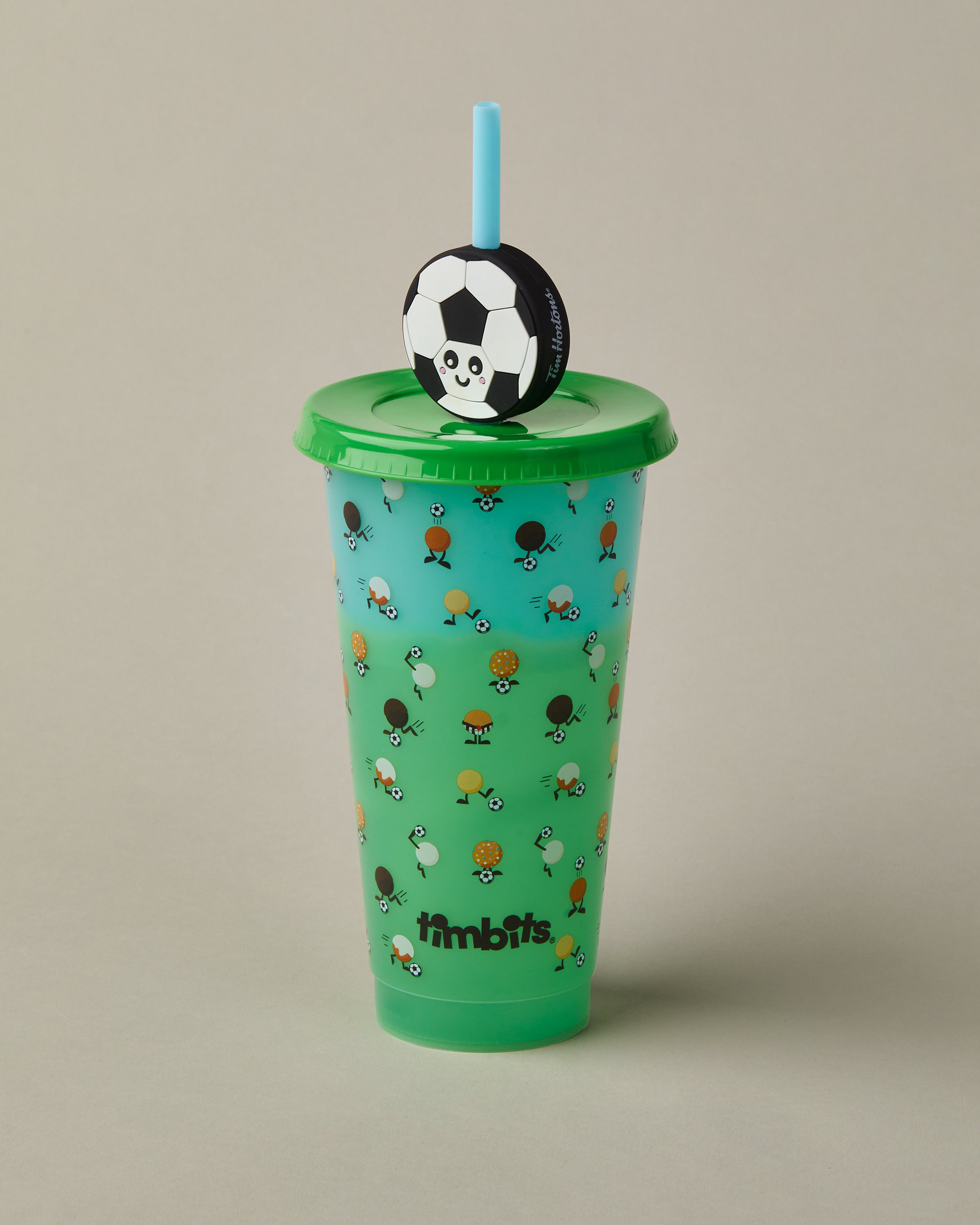 24oz colour-changing soccer tumbler with straw and soccer ball buddy, for cold drinks | Gobelet soccer de 24 oz avec changement de couleur, paille et décoration de paille soccer pour boissons froides - Image #1