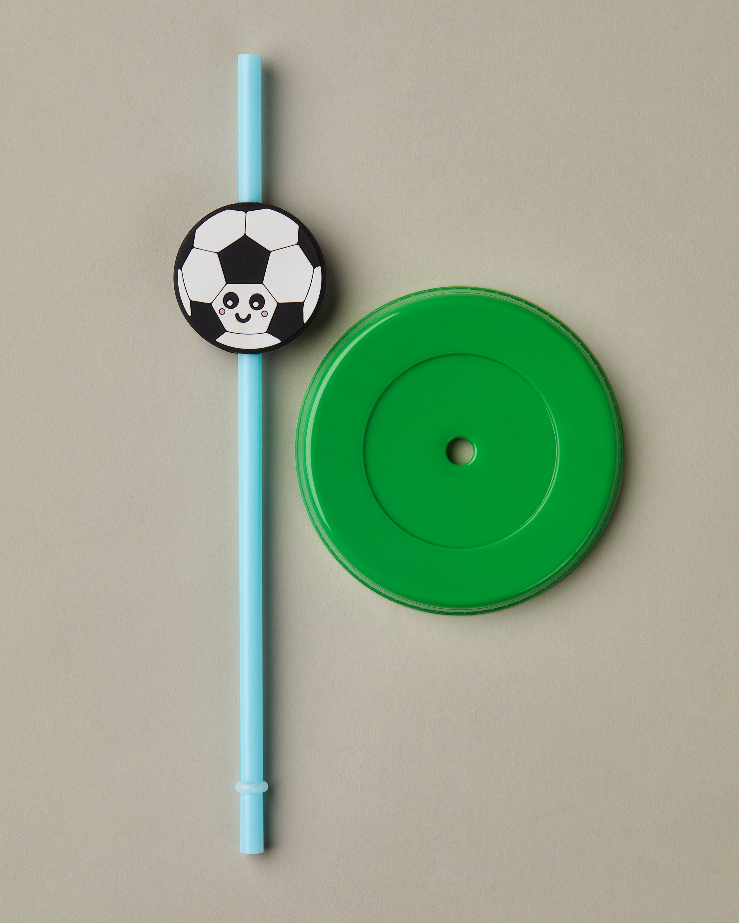 24oz colour-changing soccer tumbler with straw and soccer ball buddy, for cold drinks | Gobelet soccer de 24 oz avec changement de couleur, paille et décoration de paille soccer pour boissons froides - Image #3