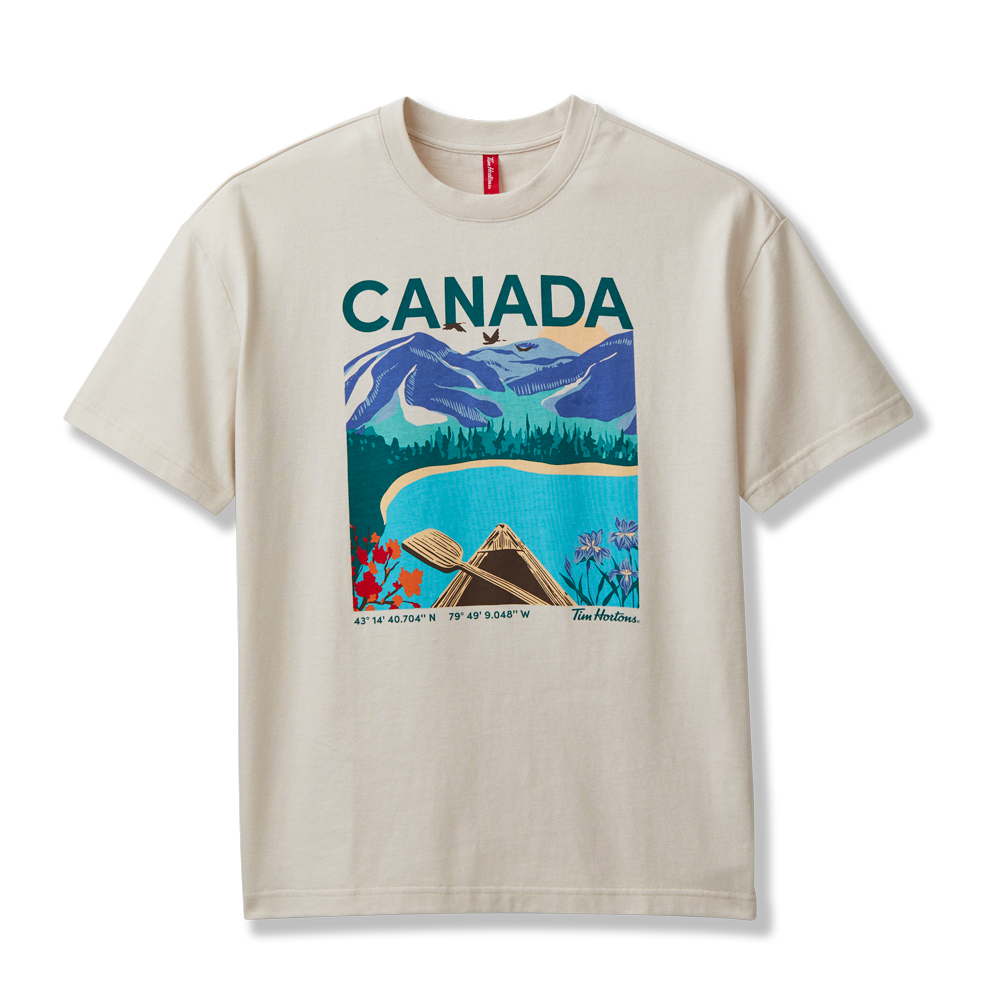 Tims vanilla, unisex Canada view t-shirt. || Chandail à manches courtes unisexe Canada de Tim, crème.