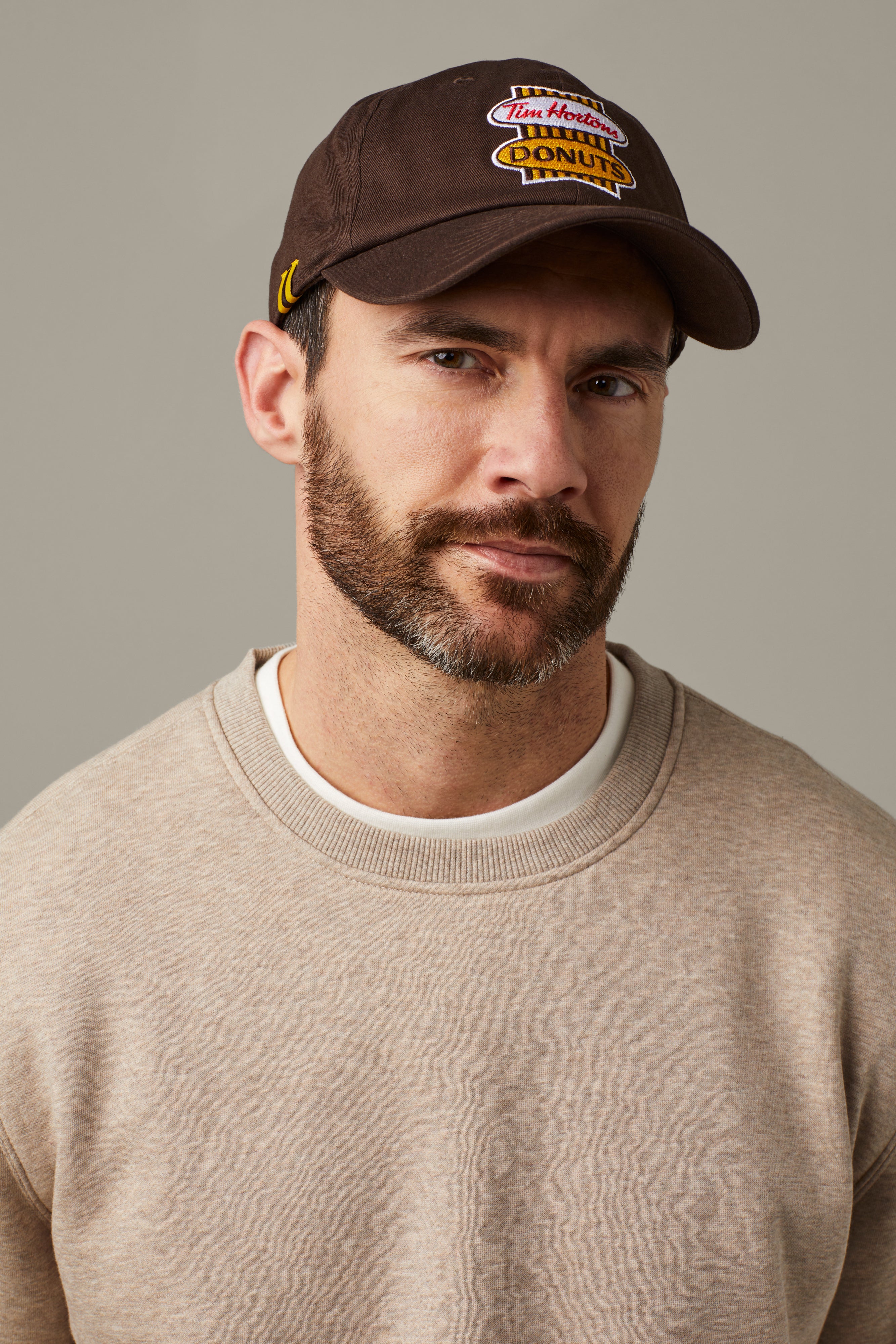 Retro logo dad hat - espresso brown dad hat with classic Tims logo for everyday wear. || Casquette avec logo rétro pour papa : Casquette pour papa avec logo rétro Tim, de couleur brun espresso, à porter chaque jour.