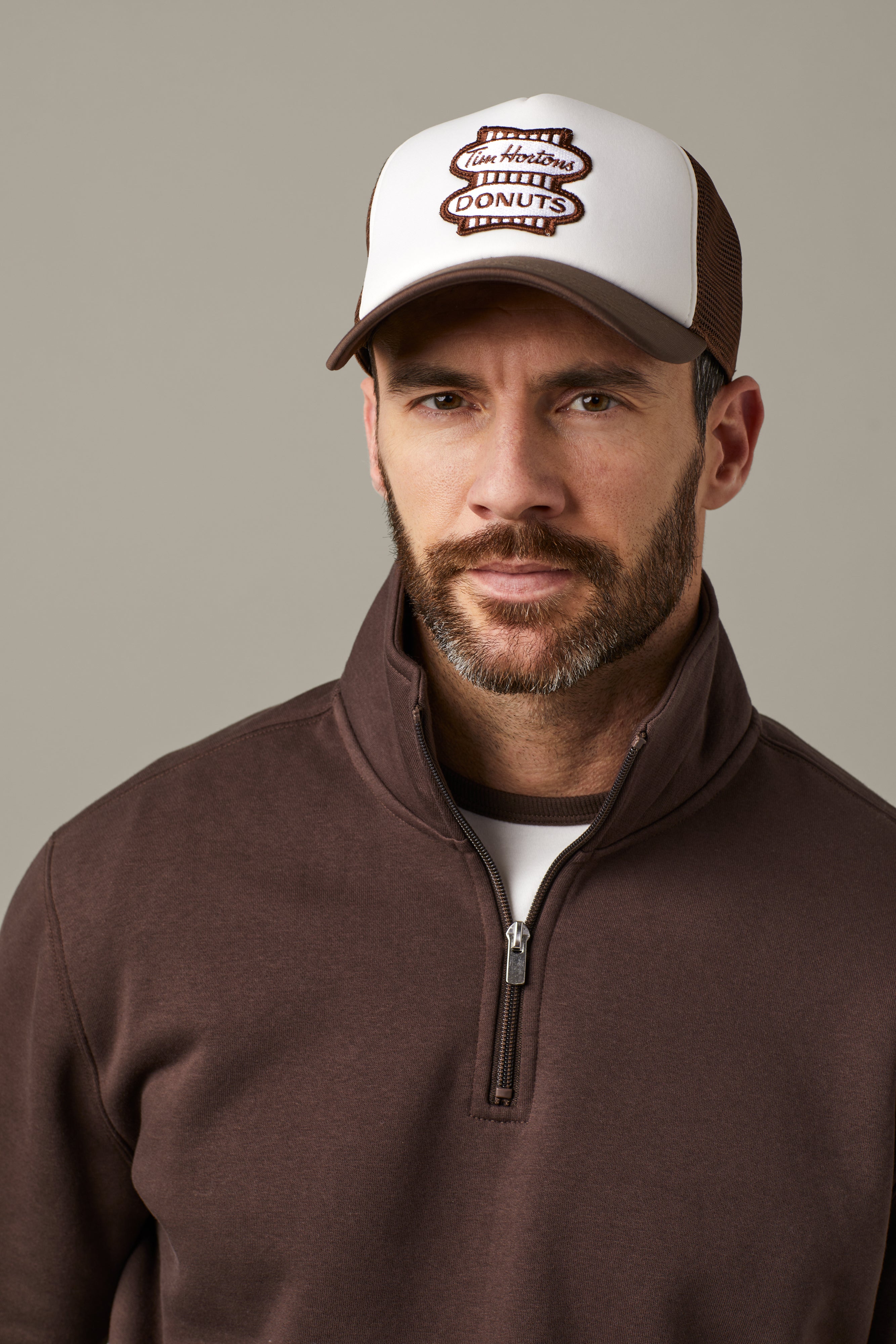 Tim Hortons Retro Donut Logo Trucker Hat in Espresso and White | Casquette de camionneur avec logo beigne rétro espresso/blanche de Tim Hortons - Image #1