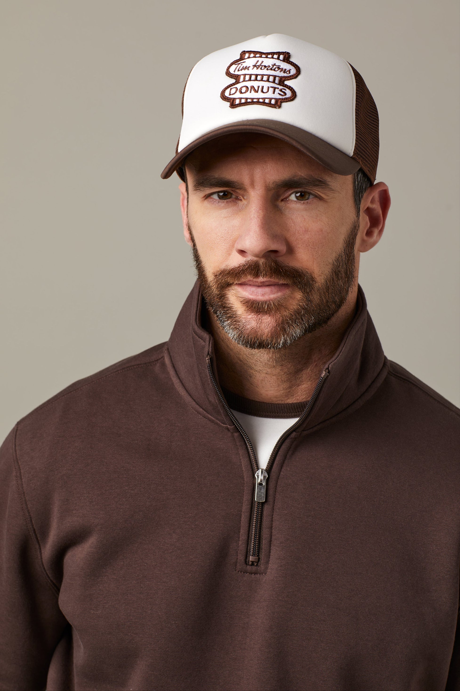Tim Hortons Retro Donut Logo Trucker Hat in Espresso and White | Casquette de camionneur avec logo beigne rétro espresso/blanche de Tim Hortons - Image #1