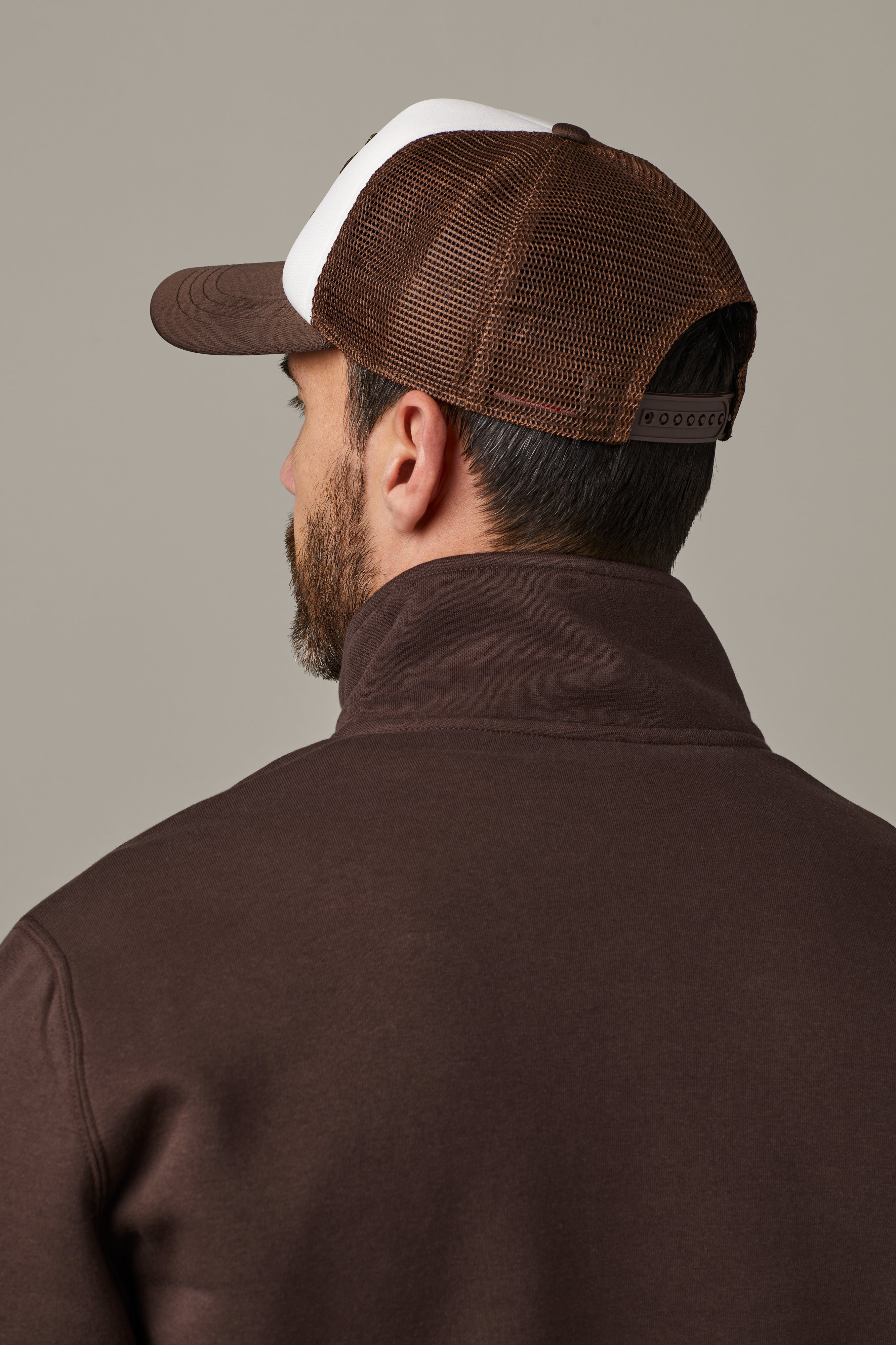 Tim Hortons Retro Donut Logo Trucker Hat in Espresso and White | Casquette de camionneur avec logo beigne rétro espresso/blanche de Tim Hortons - Image #2