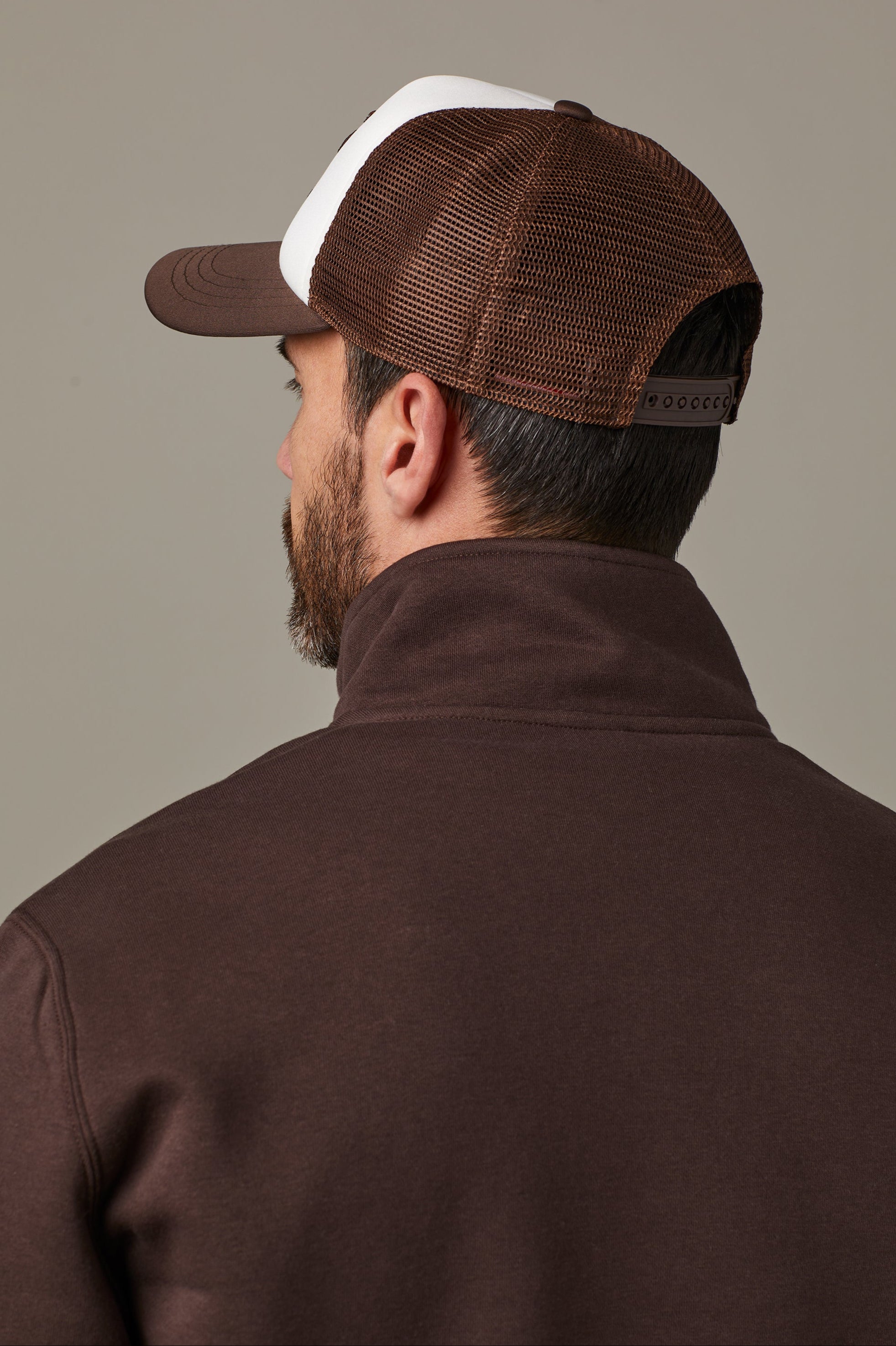 Tim Hortons Retro Donut Logo Trucker Hat in Espresso and White | Casquette de camionneur avec logo beigne rétro espresso/blanche de Tim Hortons - Image #2