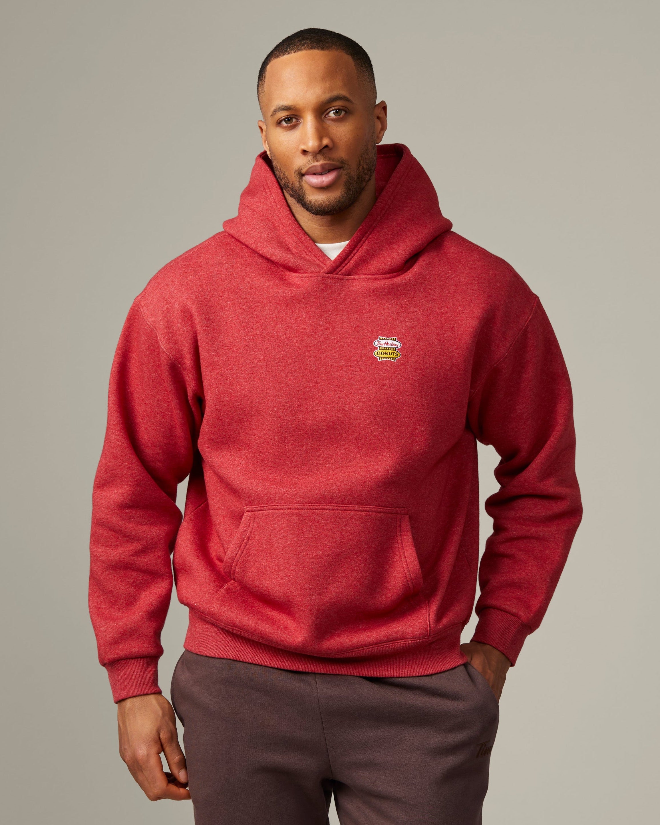 Red marl unisex hoodie featuring retro Tim Hortons logo on chest | Chandail à capuchon unisexe rouge chiné avec logo Tim Hortons rétro à l’avant.