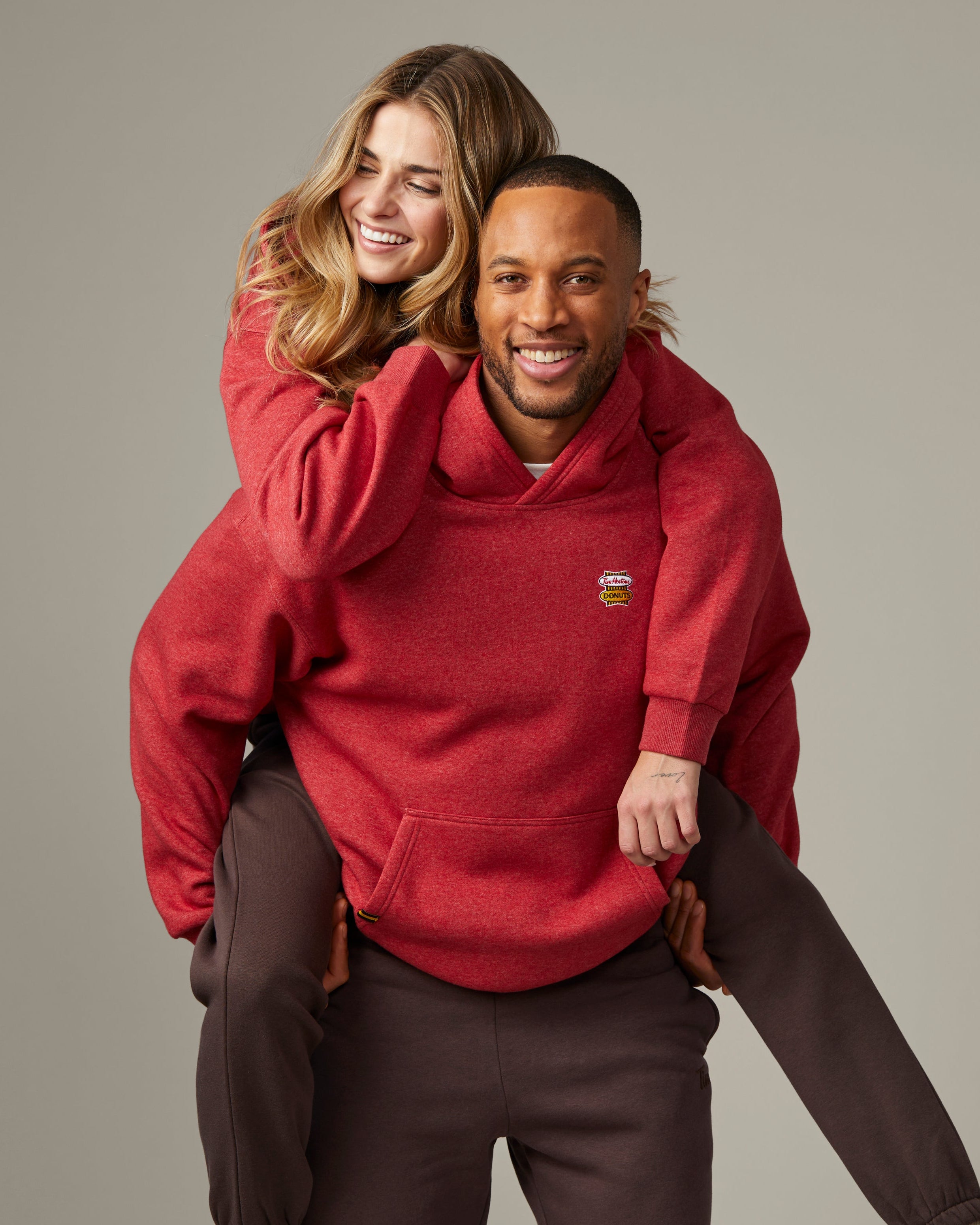 Red marl unisex hoodie featuring retro Tim Hortons logo on chest | Chandail à capuchon unisexe rouge chiné avec logo Tim Hortons rétro à l’avant.