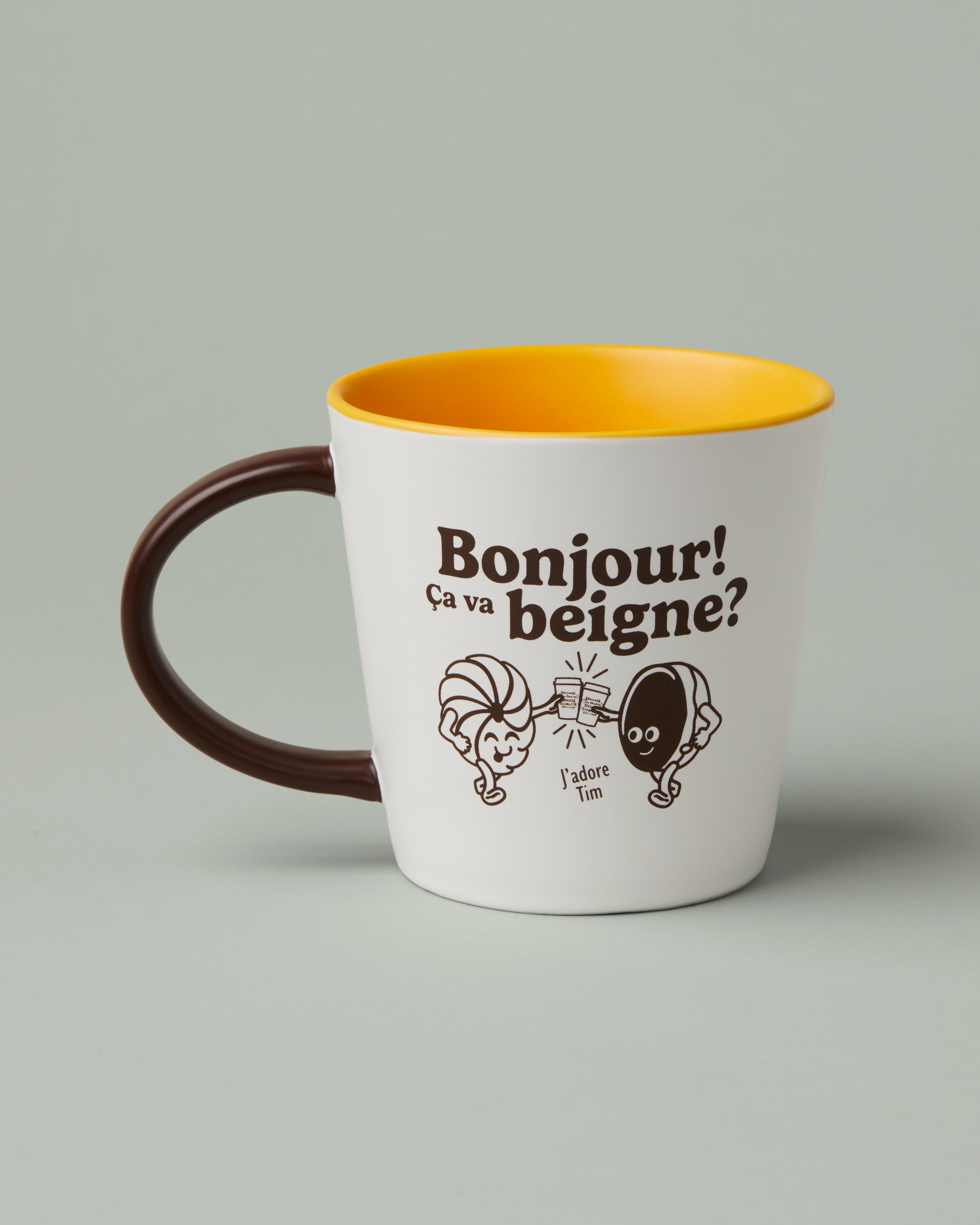 16oz retro ceramic mug with “Bonjour Ça va beigne” phrase and Tim Hortons branding | Tasse de porcelaine rétro de 16 oz avec phrase « Bonjour! Ça va beigne? » et marque Tim Hortons. - Image #2