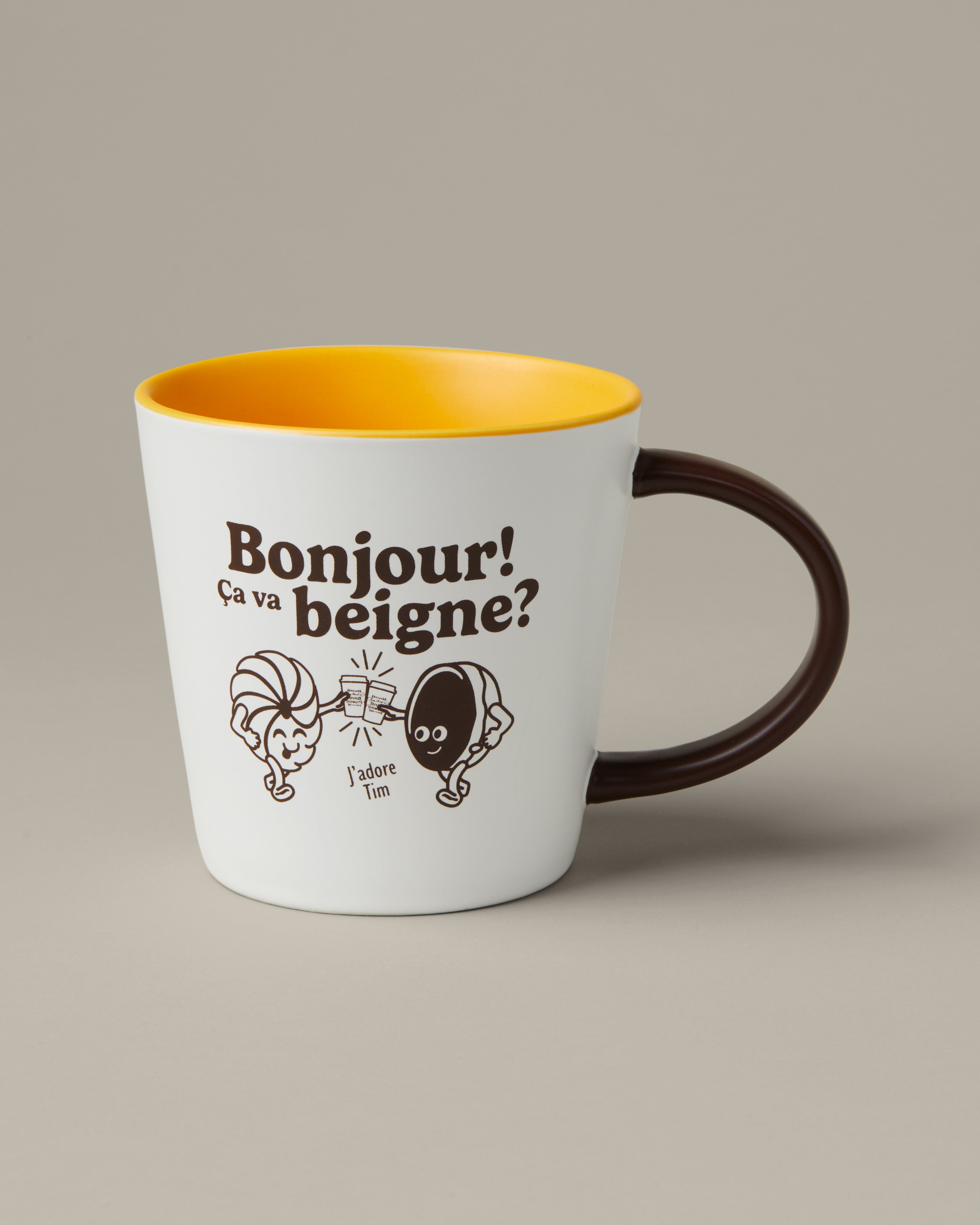 16oz retro ceramic mug with “Bonjour Ça va beigne” phrase and Tim Hortons branding | Tasse de porcelaine rétro de 16 oz avec phrase « Bonjour! Ça va beigne? » et marque Tim Hortons.
