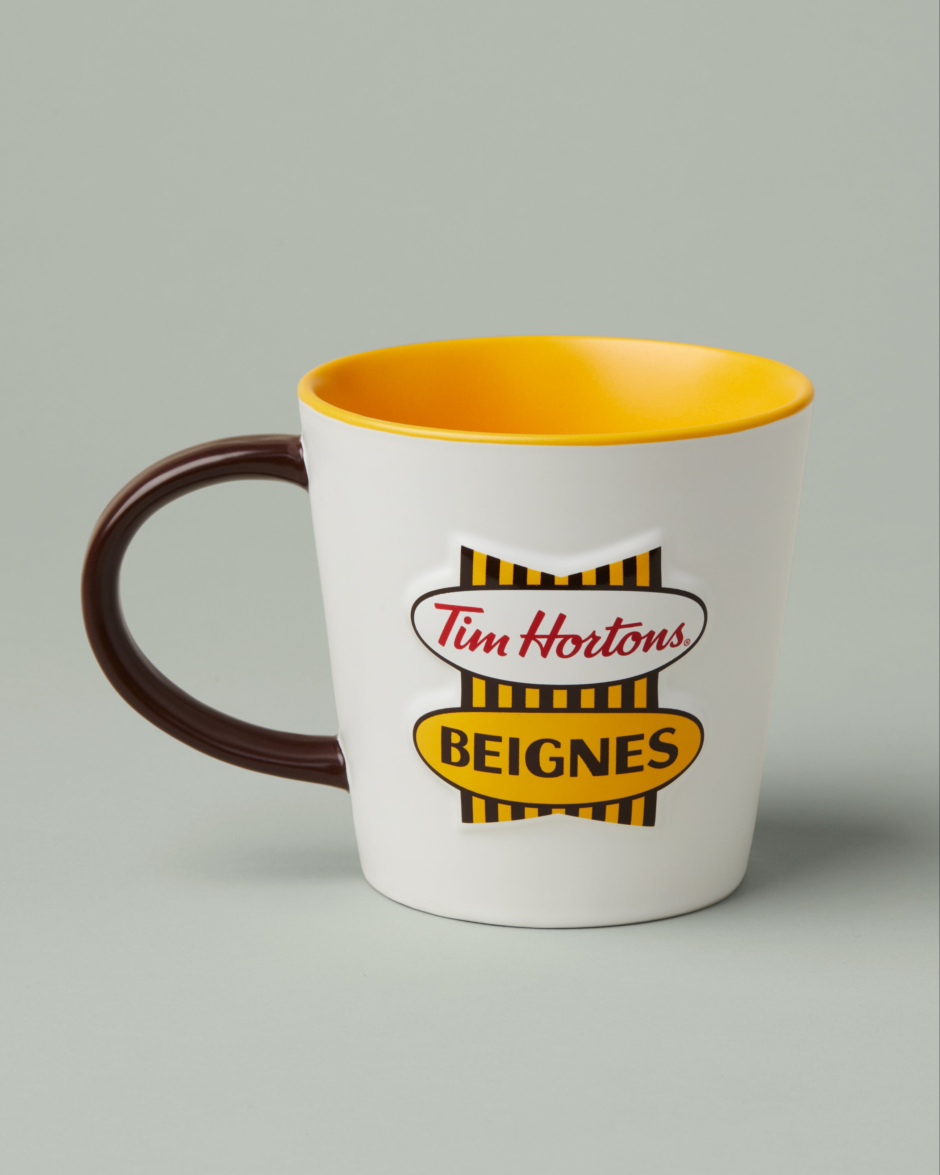 16oz ceramic Tim Hortons mug with French retro logo design | Tasse de porcelaine Tim Hortons de 16 oz avec logo rétro en français. - Image #2