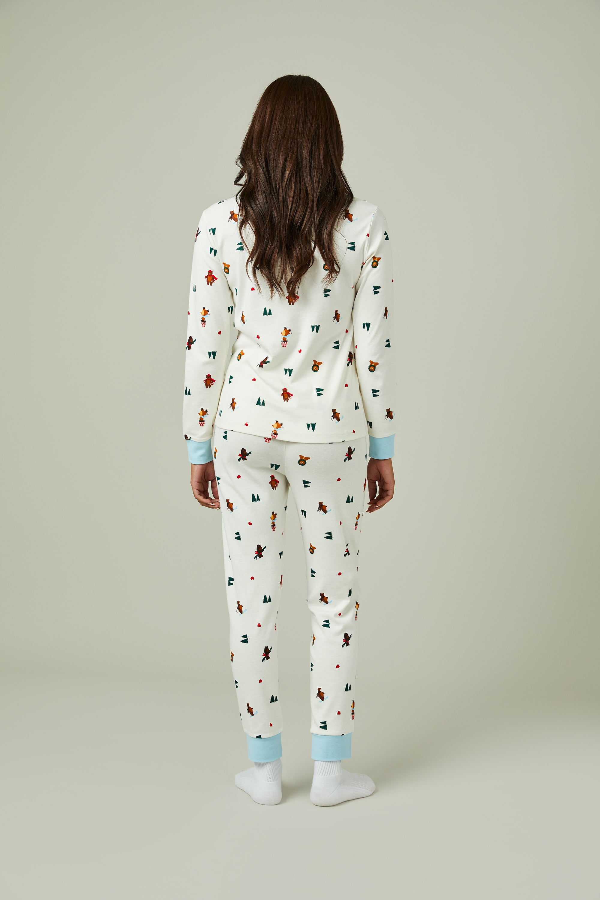 Tim Hortons Women's Pajamas with Winter Bears Print | Pyjama Tim Hortons pour femmes avec imprimé d’ours d’hiver des Fêtes - Image #2