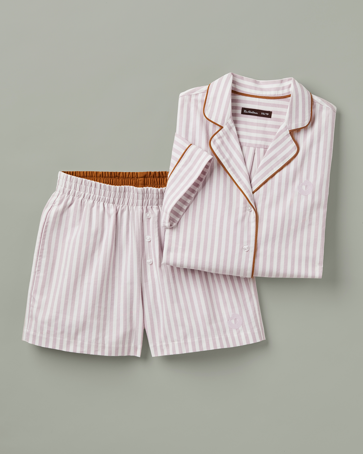 Limited edition Tim Hortons Women's Pink Stripe T-Shirt & Shorts Pajama Set | Ensemble de pyjama pour femmes rose à rayures Tim Hortons en édition limitée – Chandail et short - Image #2