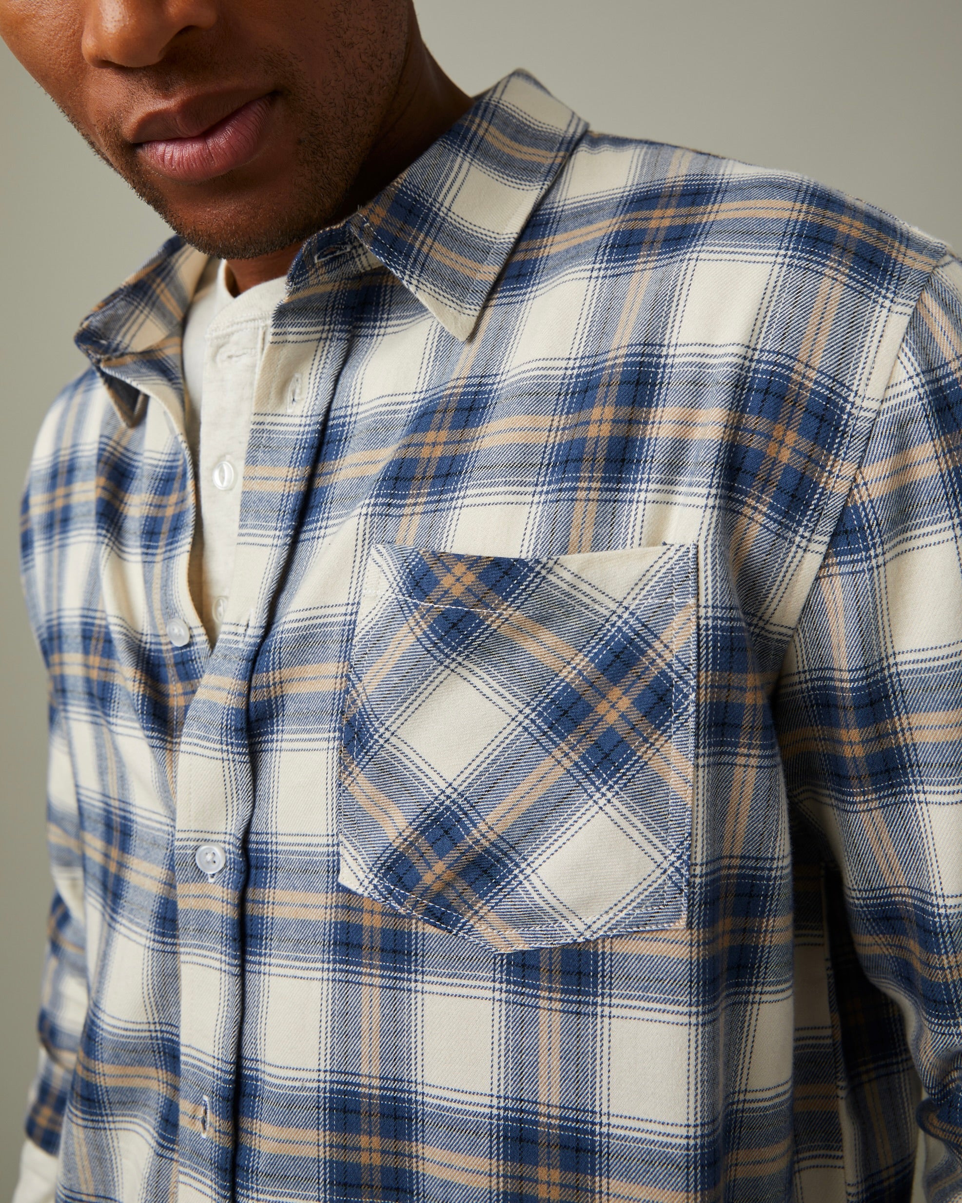 Blue and white plaid flannel shirt with button front | Chemise à carreaux en flanelle bleus et blancs, boutonnée à l’avant - Image #2