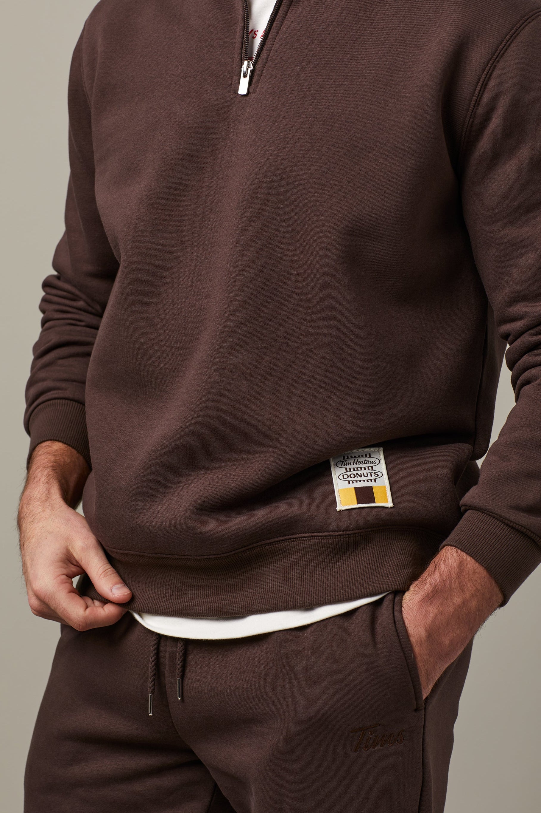 Tim Hortons Retro Espresso Quarter Zip Sweatshirt | Chandail rétro à fermeture éclair 1/4 espresso de Tim Hortons - Image #4