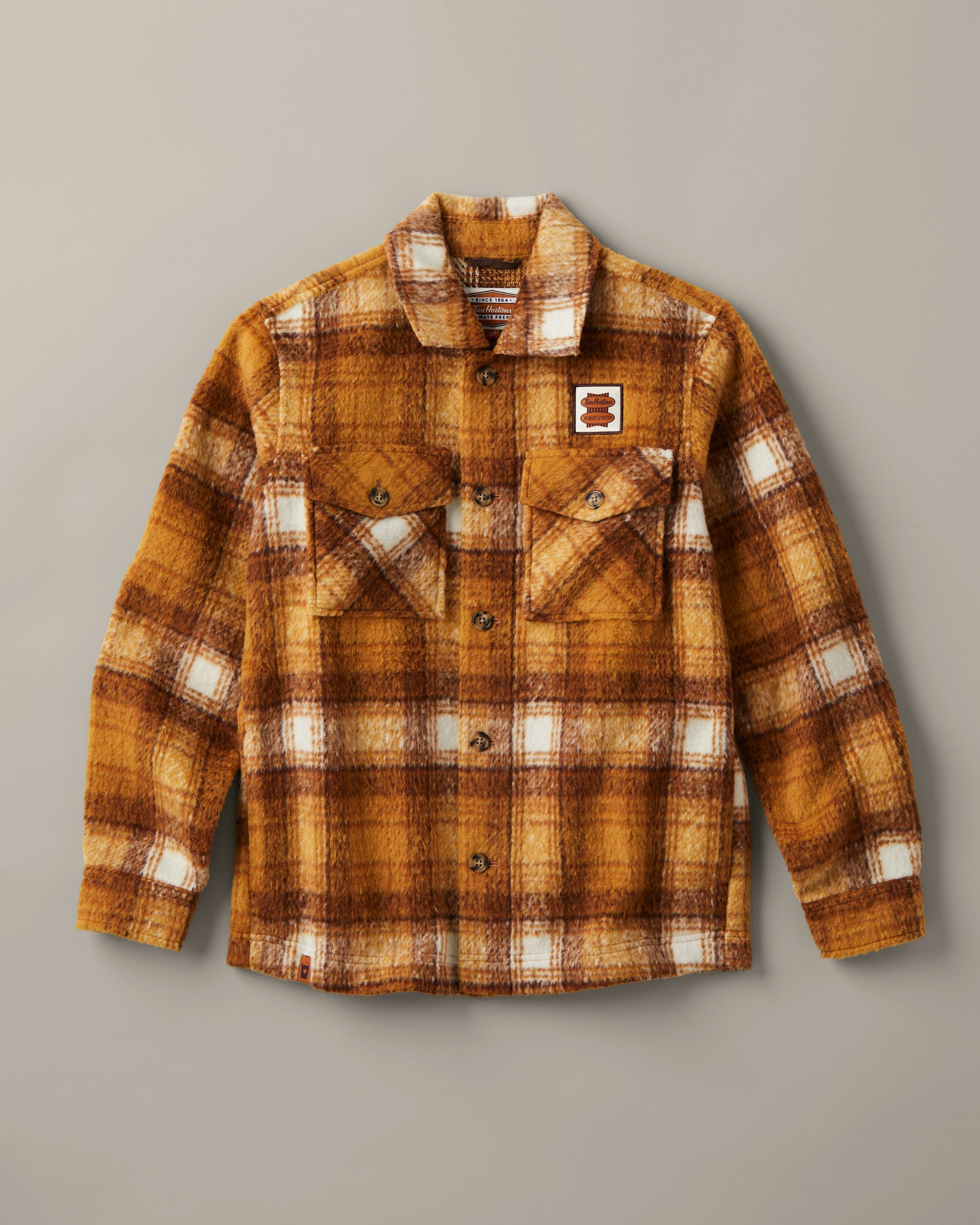 Yellow, brown, and cream plaid Tim Hortons shacket with a button front, two flap chest pockets, and a small logo patch. | Surchemise Tim Hortons à carreaux jaunes, bruns et crème, avec fermeture à bouton sur le devant, deux poches poitrine à rabat et un petit écusson à logo. - Image #3