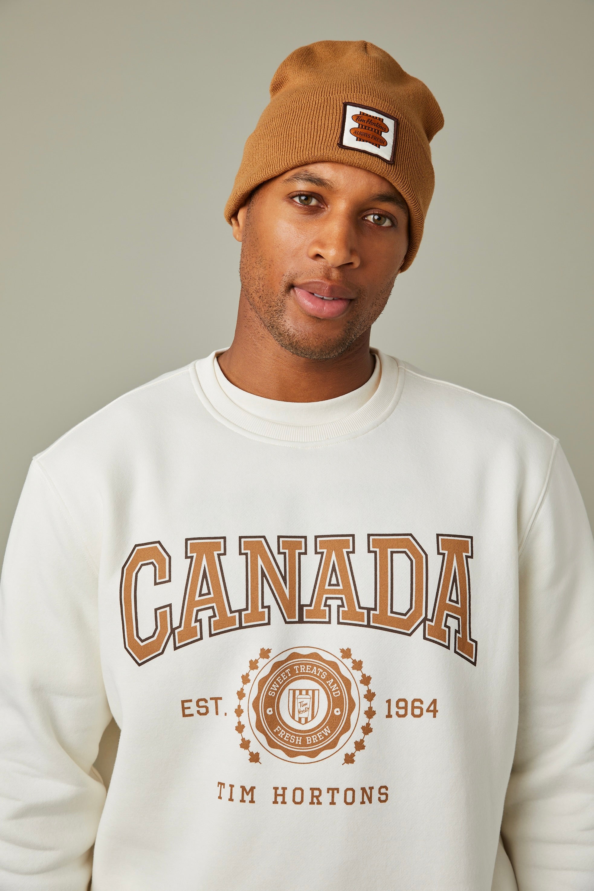 Maple brown knit toque with retro Tim Hortons patch | Tuque en tricot couleur érable avec logo Tim Hortons rétro - Image #3