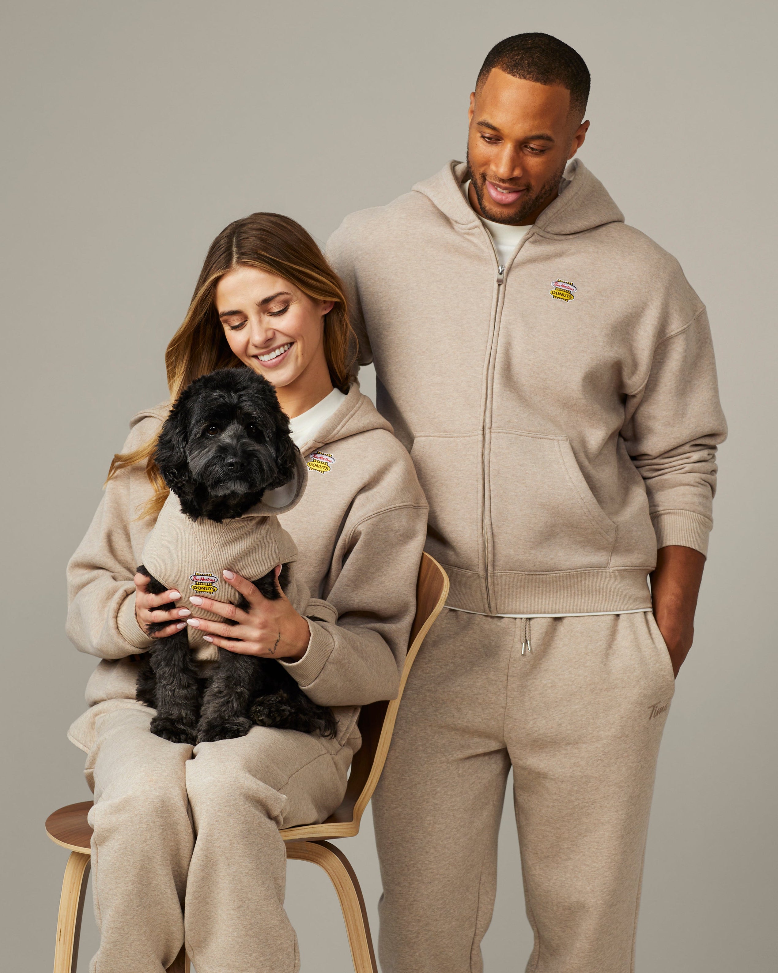 Unisex full zip hoodie in Iced Capp® marl colour with retro Tim Hortons logo | Chandail à capuchon unisexe à glissière gris chiné cappuccino glacé avec logo Tim Hortons rétro. - Image #6