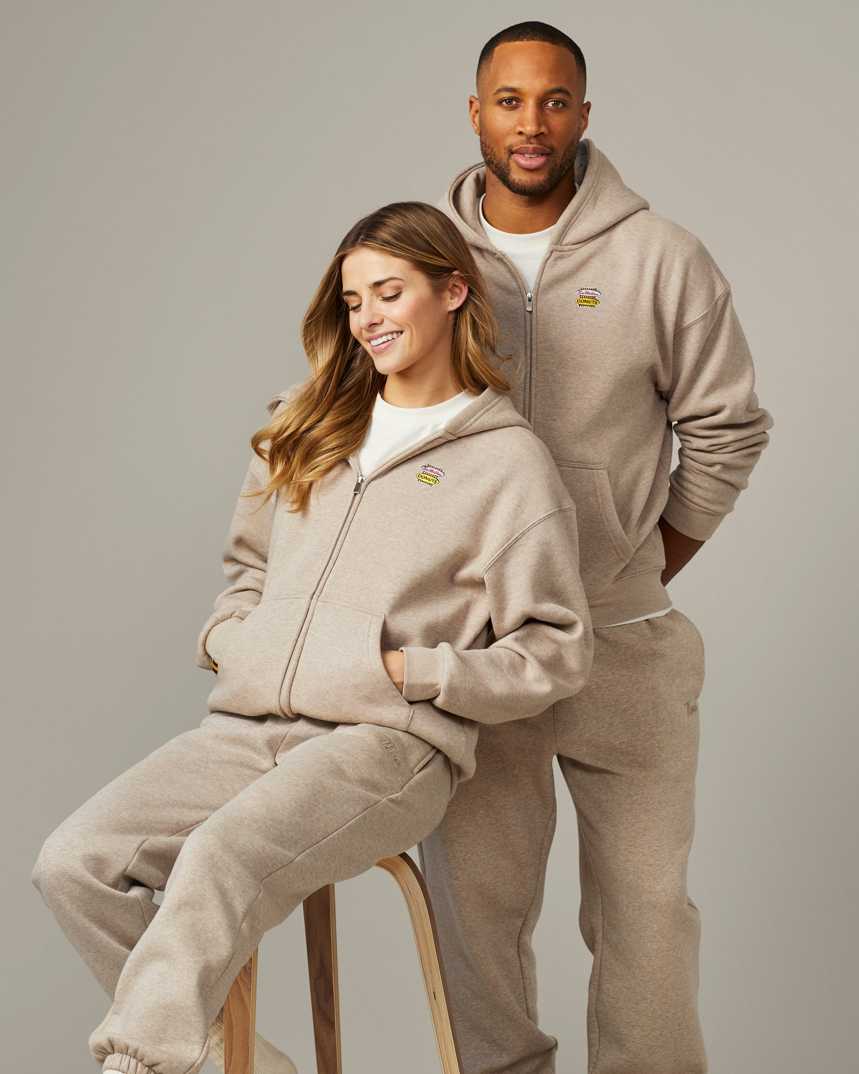 Unisex full zip hoodie in Iced Capp® marl colour with retro Tim Hortons logo | Chandail à capuchon unisexe à glissière gris chiné cappuccino glacé avec logo Tim Hortons rétro.