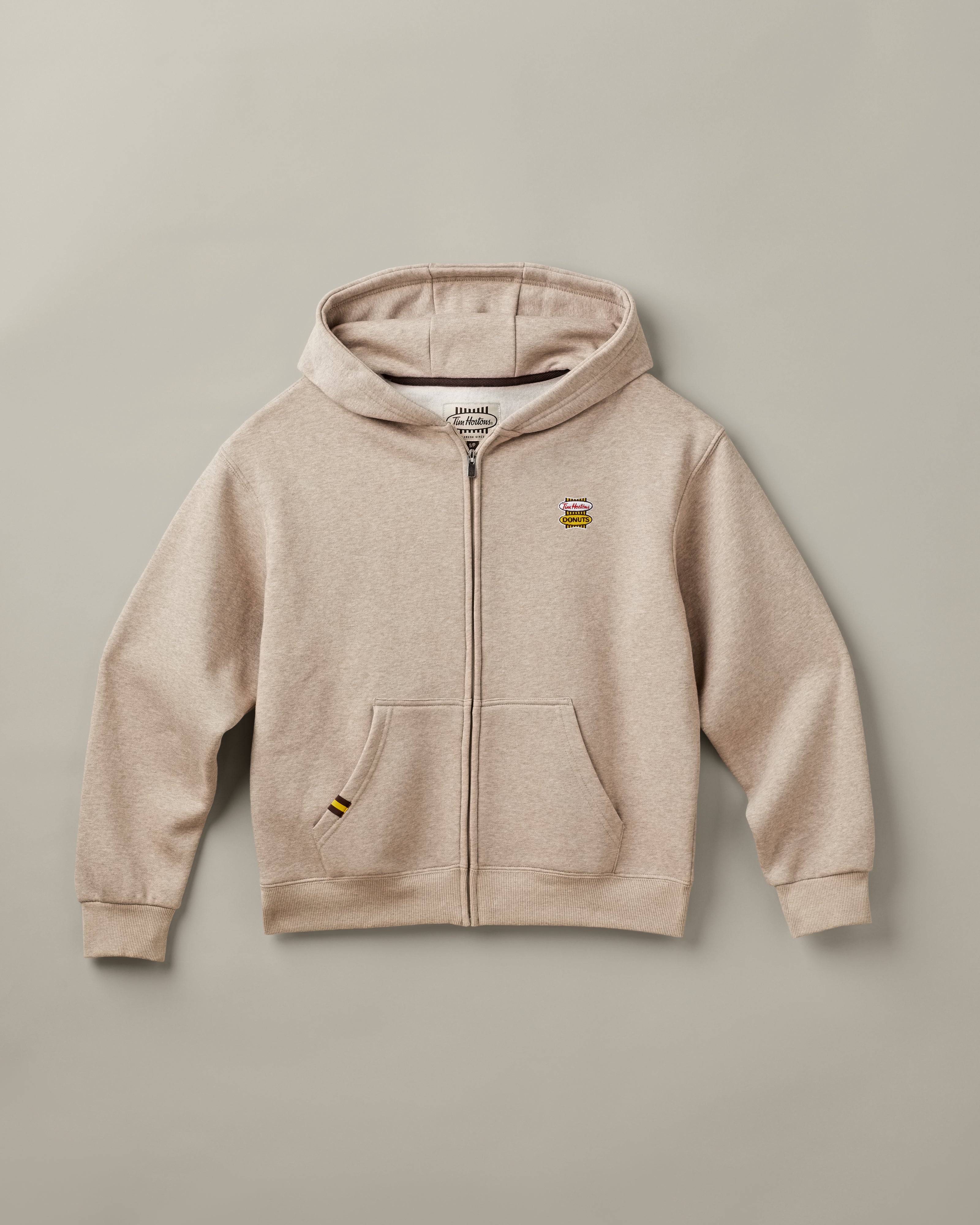 Unisex full zip hoodie in Iced Capp® marl colour with retro Tim Hortons logo | Chandail à capuchon unisexe à glissière gris chiné cappuccino glacé avec logo Tim Hortons rétro. - Image #5