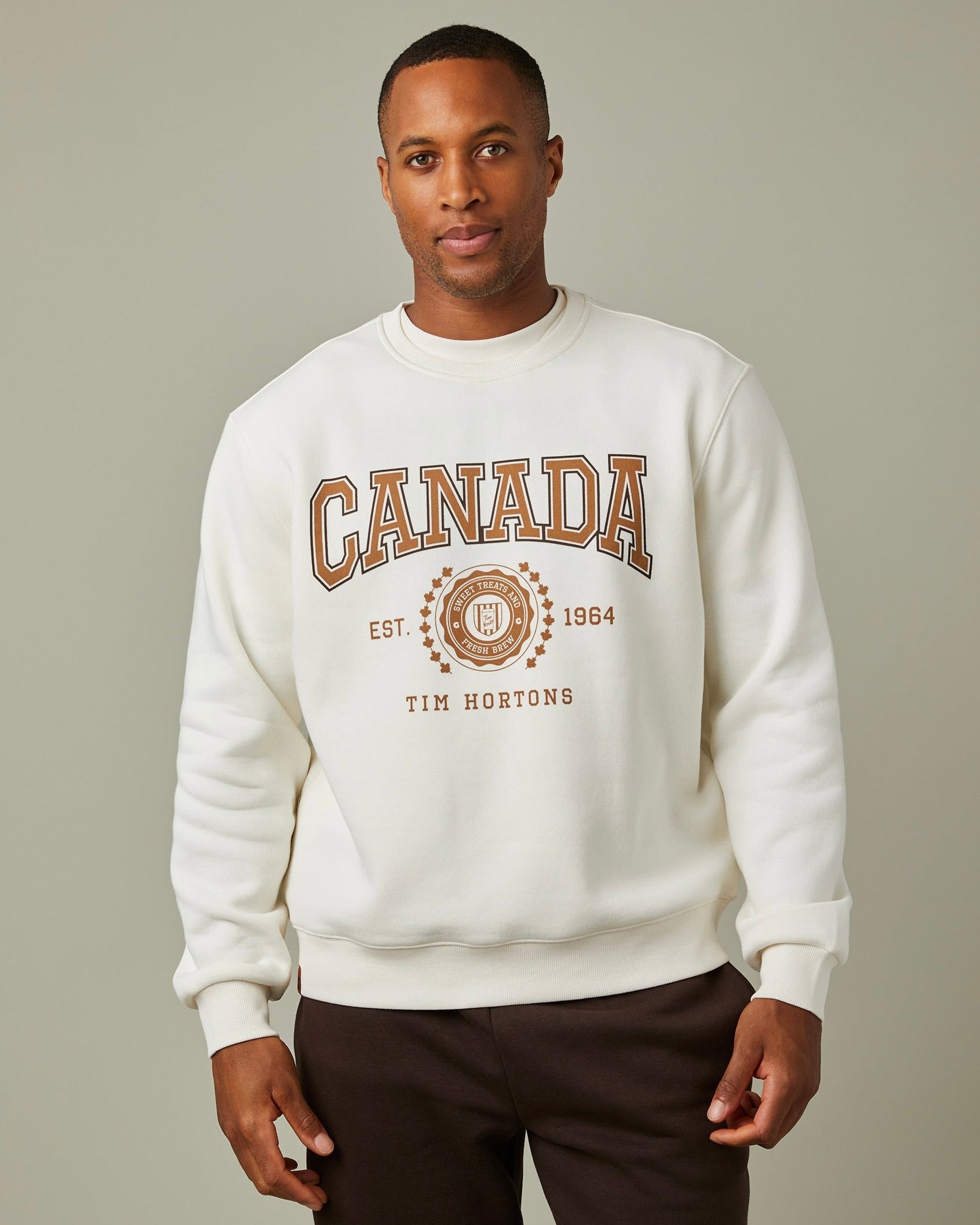 Cream crewneck sweatshirt with vintage-style retro “Canada” graphic | Chandail ras-de-cou couleur crème avec un logo « Canada » rétro - Image #1