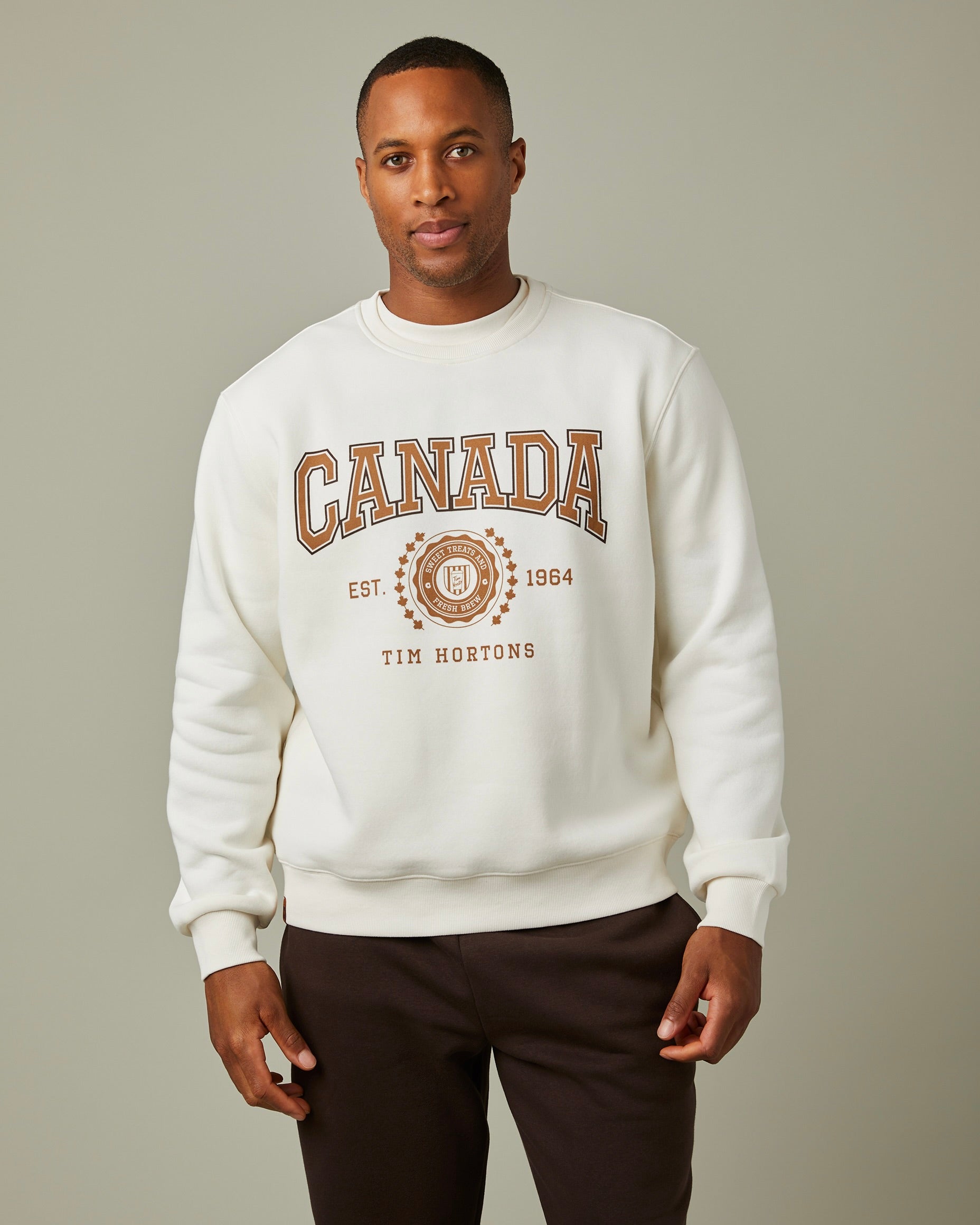 Cream crewneck sweatshirt with vintage-style retro “Canada” graphic | Chandail ras-de-cou couleur crème avec un logo « Canada » rétro - Image #1