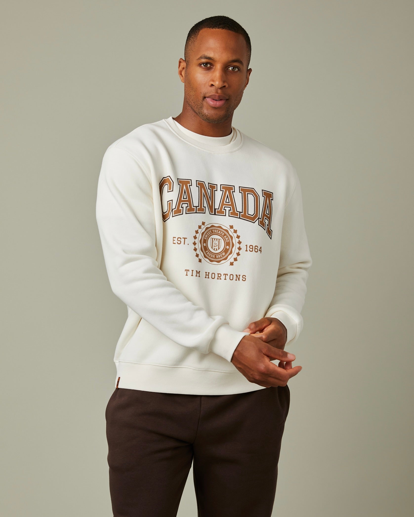 Cream crewneck sweatshirt with vintage-style retro “Canada” graphic | Chandail ras-de-cou couleur crème avec un logo « Canada » rétro - Image #2