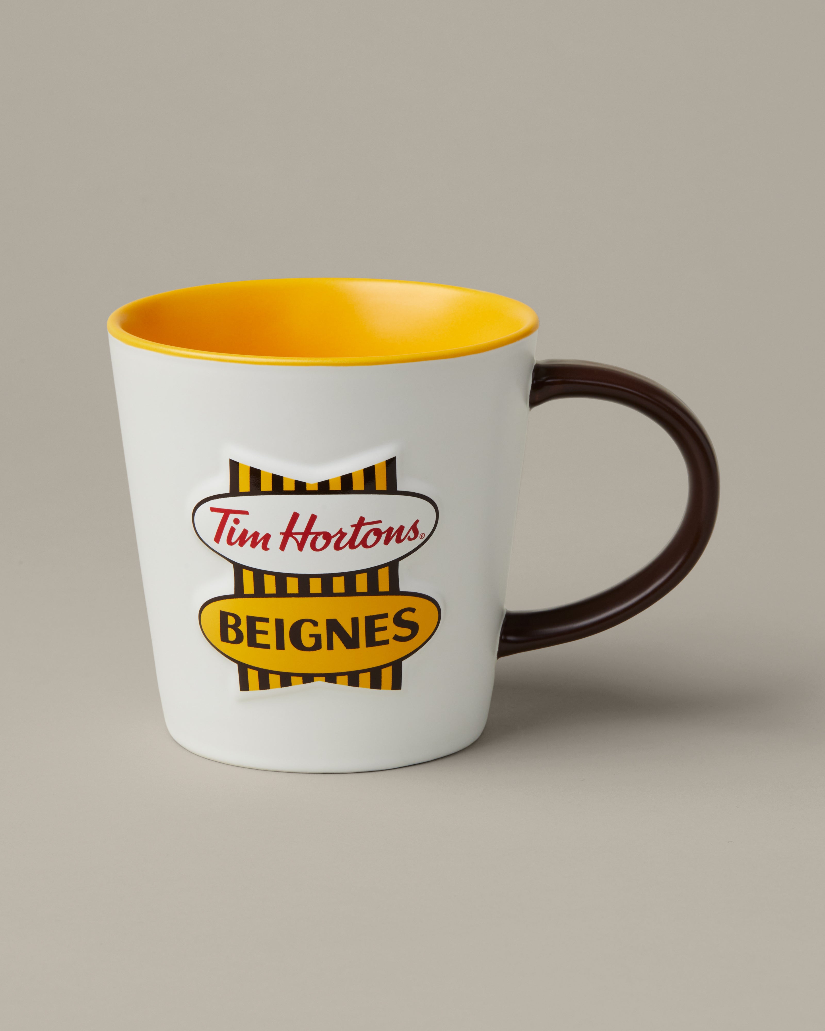 16oz ceramic Tim Hortons mug with French retro logo design | Tasse de porcelaine Tim Hortons de 16 oz avec logo rétro en français.