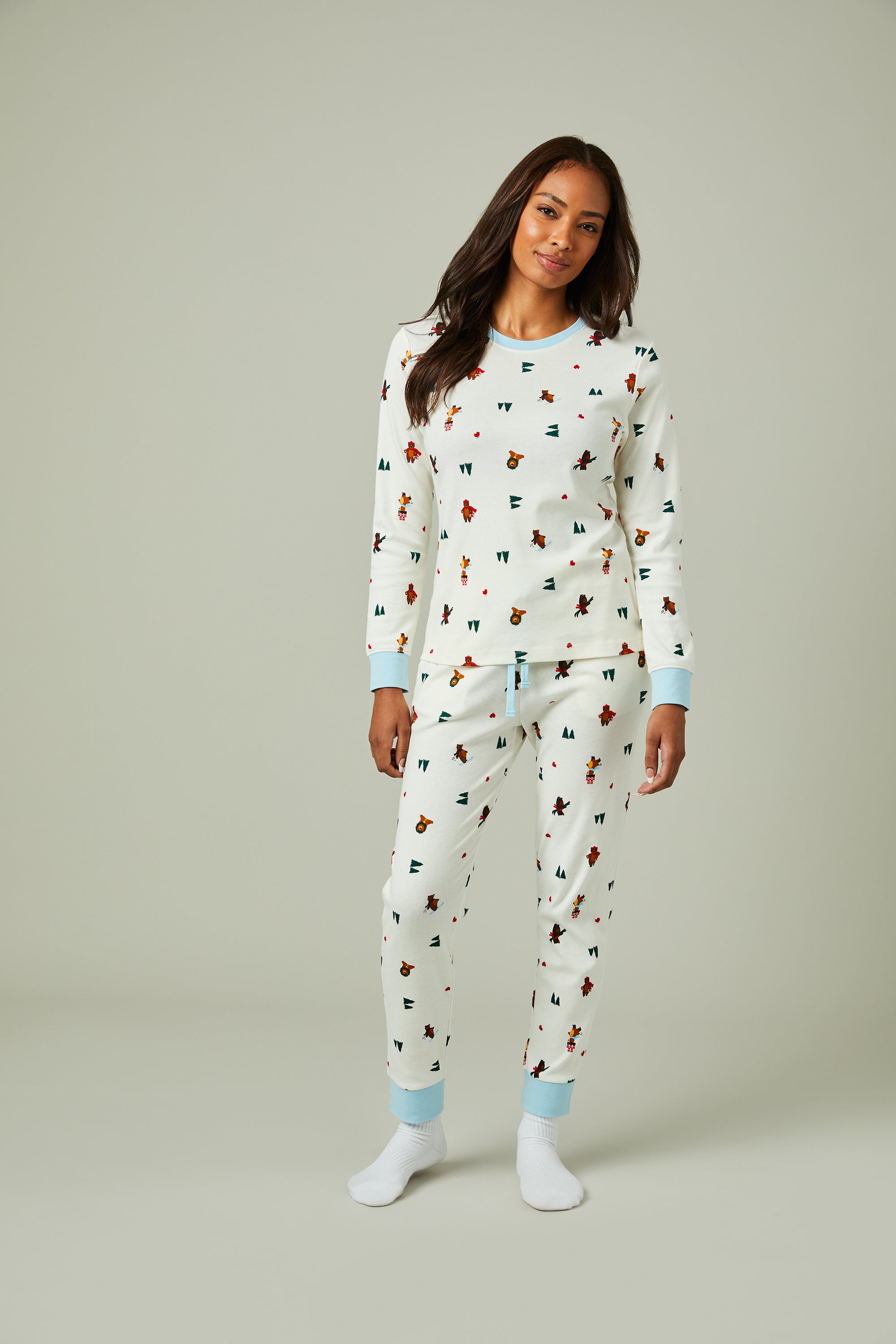 Tim Hortons Women's Pajamas with Winter Bears Print | Pyjama Tim Hortons pour femmes avec imprimé d’ours d’hiver des Fêtes - Image #1