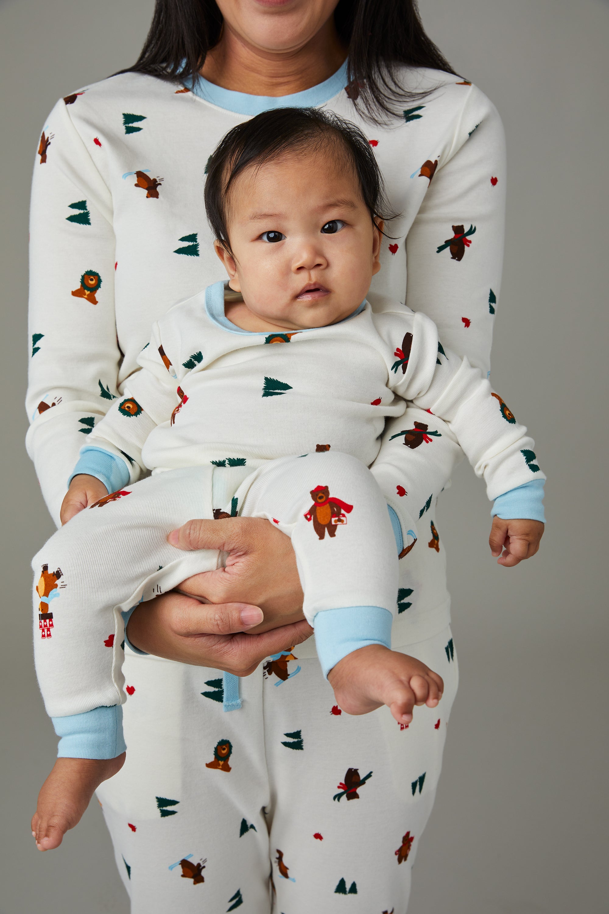 Tim Hortons Baby Pajamas with Winter Bears Print | Pyjama Tim Hortons pour bébés avec imprimé d’ours d’hiver des Fêtes - Image #1