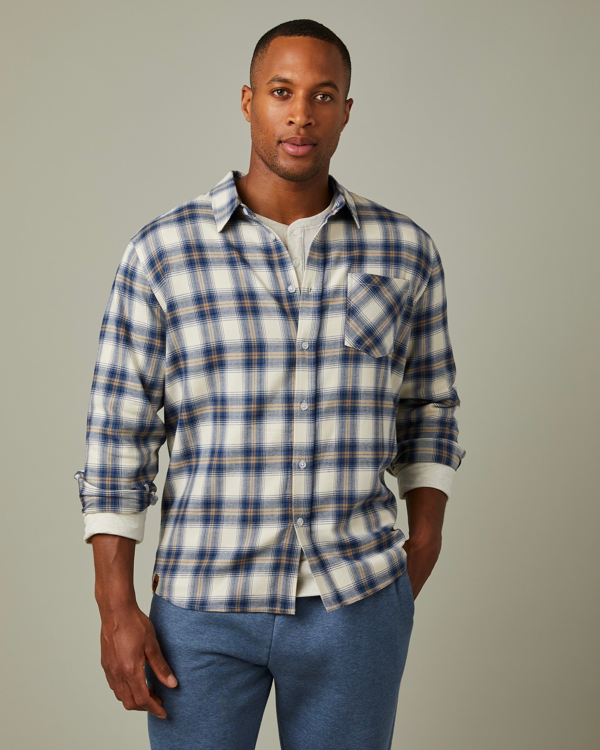 Blue and white plaid flannel shirt with button front | Chemise à carreaux en flanelle bleus et blancs, boutonnée à l’avant - Image #3