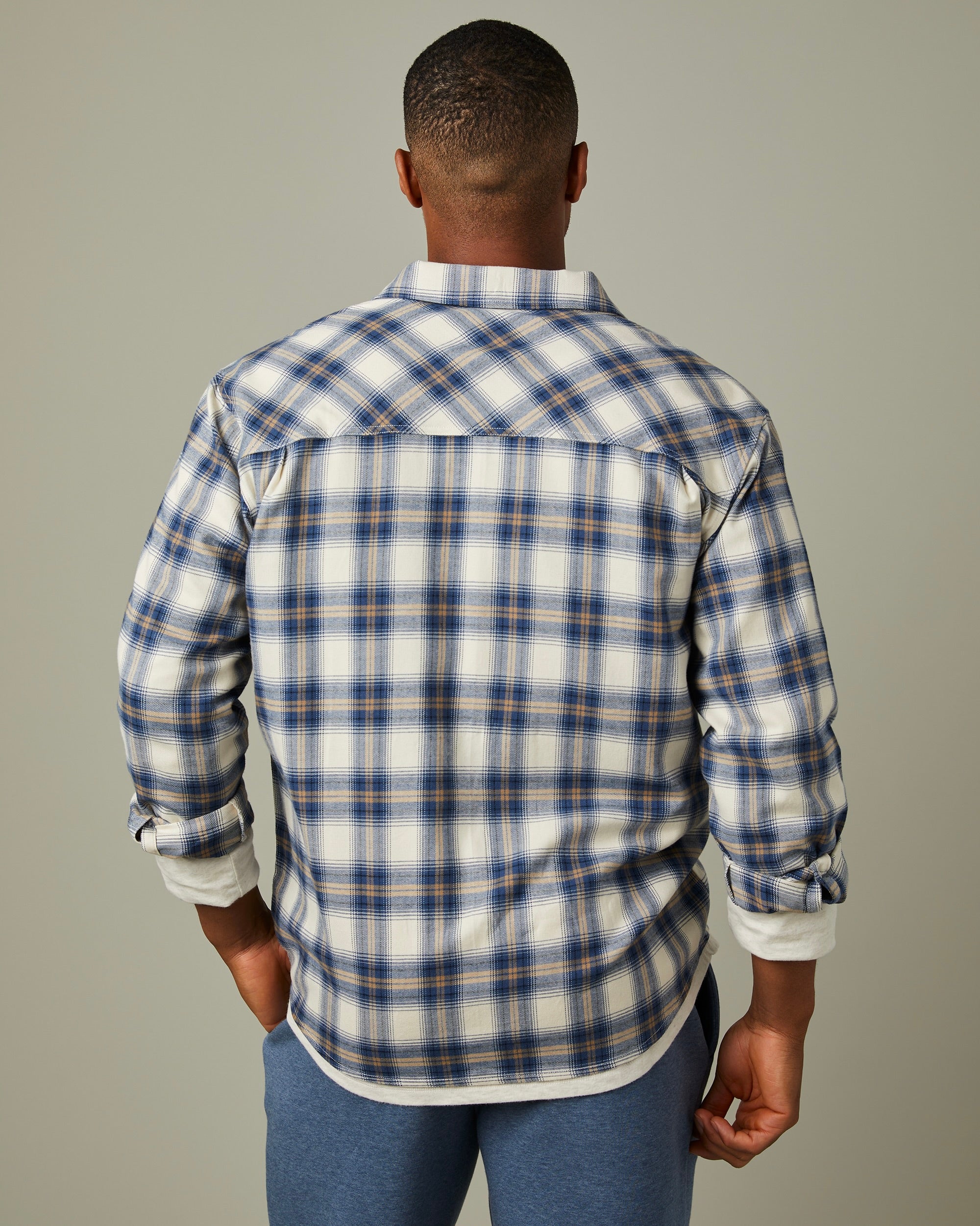 Blue and white plaid flannel shirt with button front | Chemise à carreaux en flanelle bleus et blancs, boutonnée à l’avant - Image #4