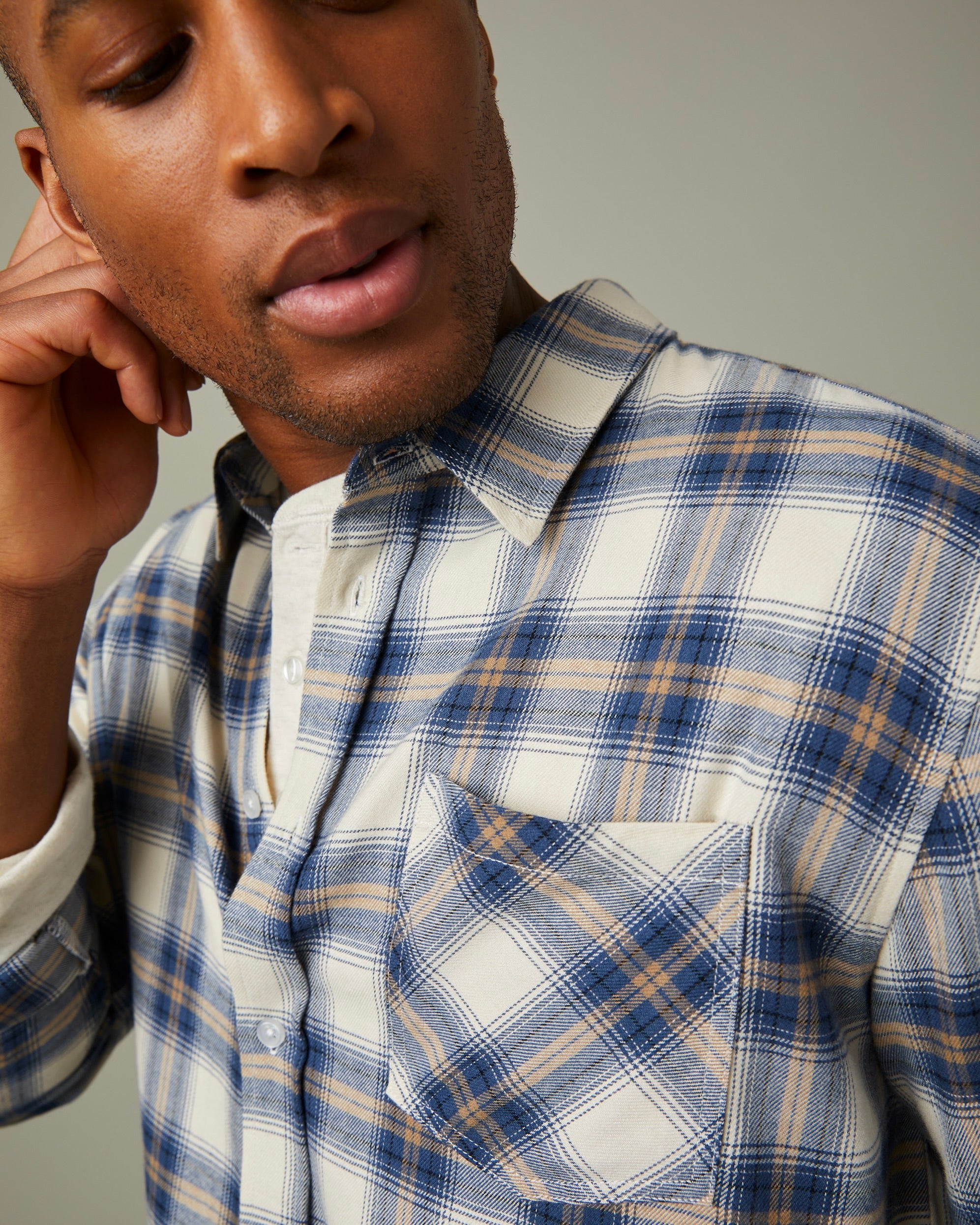 Blue and white plaid flannel shirt with button front | Chemise à carreaux en flanelle bleus et blancs, boutonnée à l’avant - Image #5