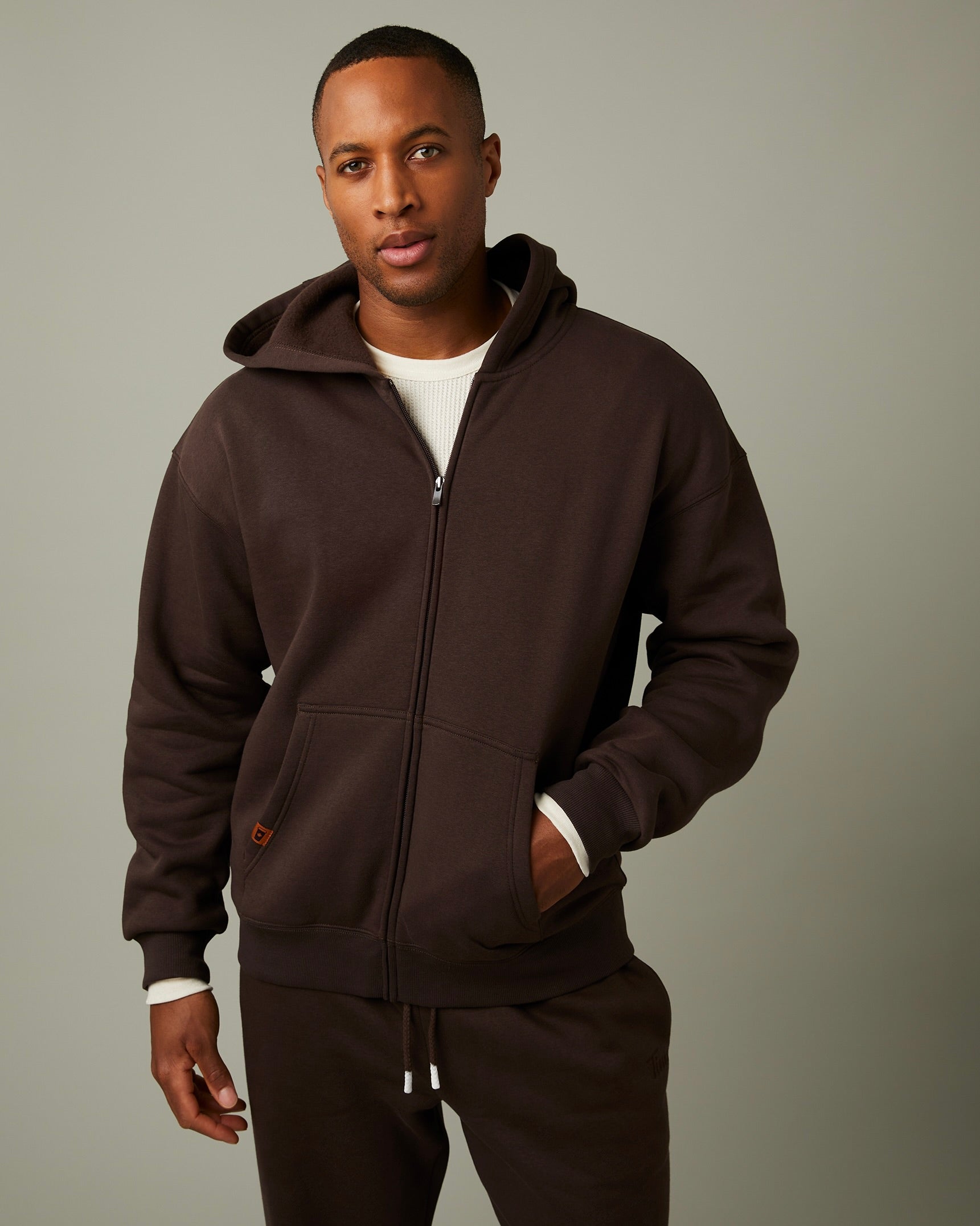 Brown full-zip hoodie in espresso tone with workwear styling | Chandail à capuchon brun à glissière dans une teinte espresso et un style de travail - Image #1