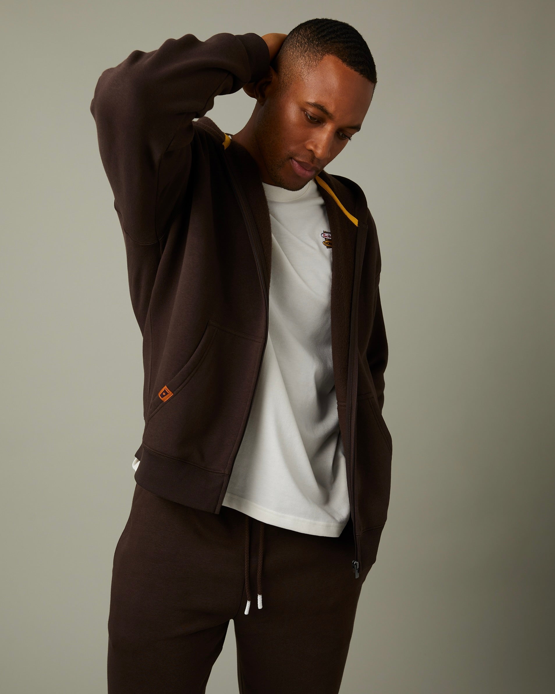Brown full-zip hoodie in espresso tone with workwear styling | Chandail à capuchon brun à glissière dans une teinte espresso et un style de travail - Image #2