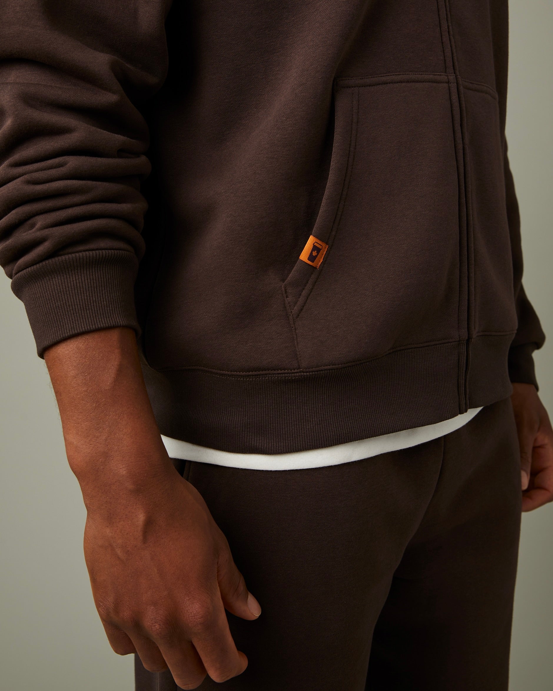 Brown full-zip hoodie in espresso tone with workwear styling | Chandail à capuchon brun à glissière dans une teinte espresso et un style de travail - Image #4