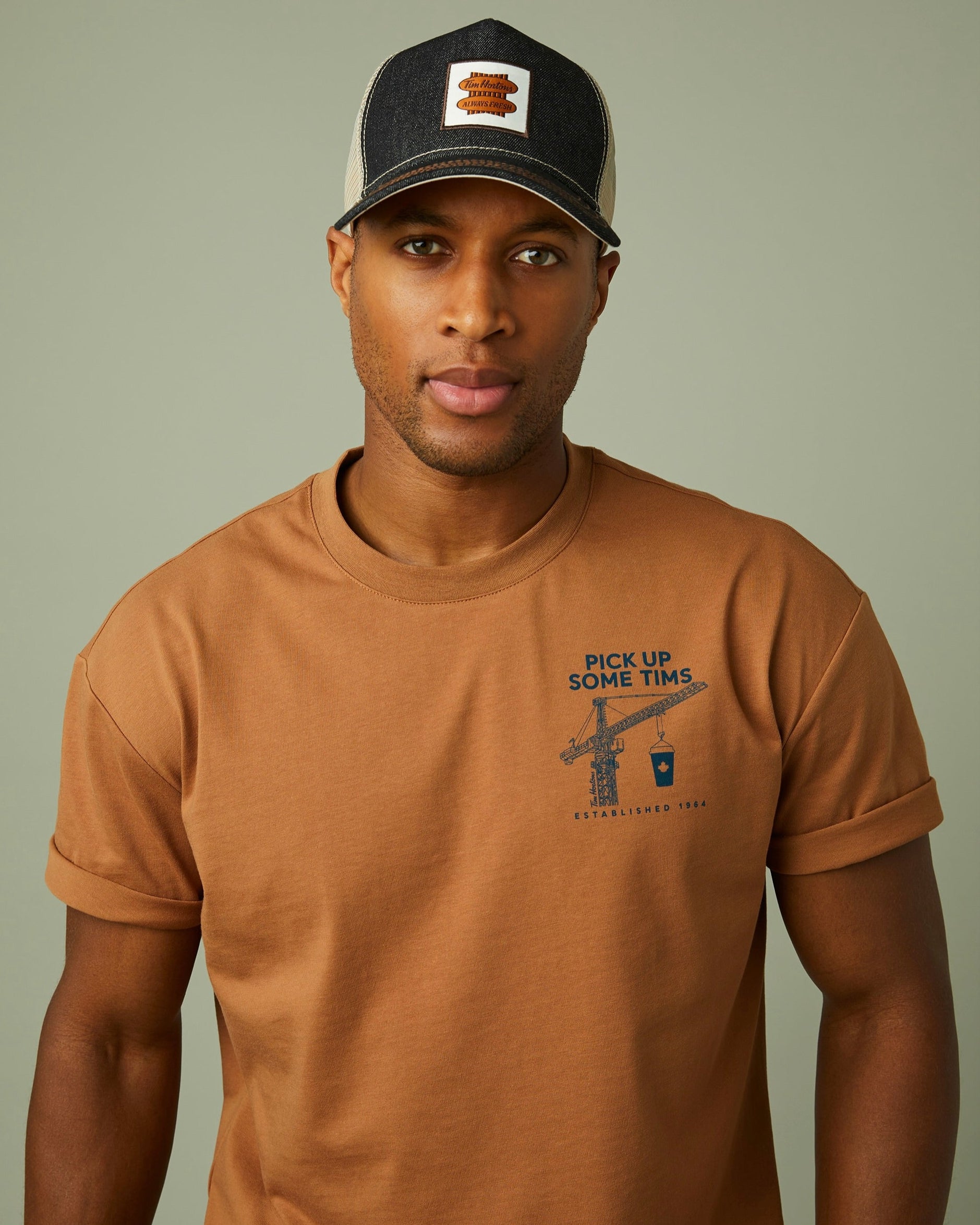 This two-tone trucker hat is your off-duty essential with breathable mesh back and vintage-style patch. | Cette casquette de camionneur bicolore est votre compagnon idéal avec ses mailles qui laissent passer l’air et son logo rétro.  - Image #1