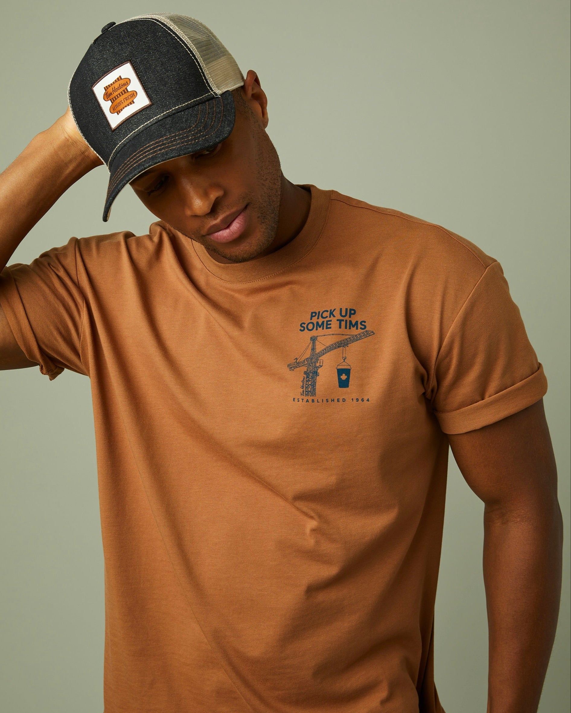 This two-tone trucker hat is your off-duty essential with breathable mesh back and vintage-style patch. | Cette casquette de camionneur bicolore est votre compagnon idéal avec ses mailles qui laissent passer l’air et son logo rétro.  - Image #3