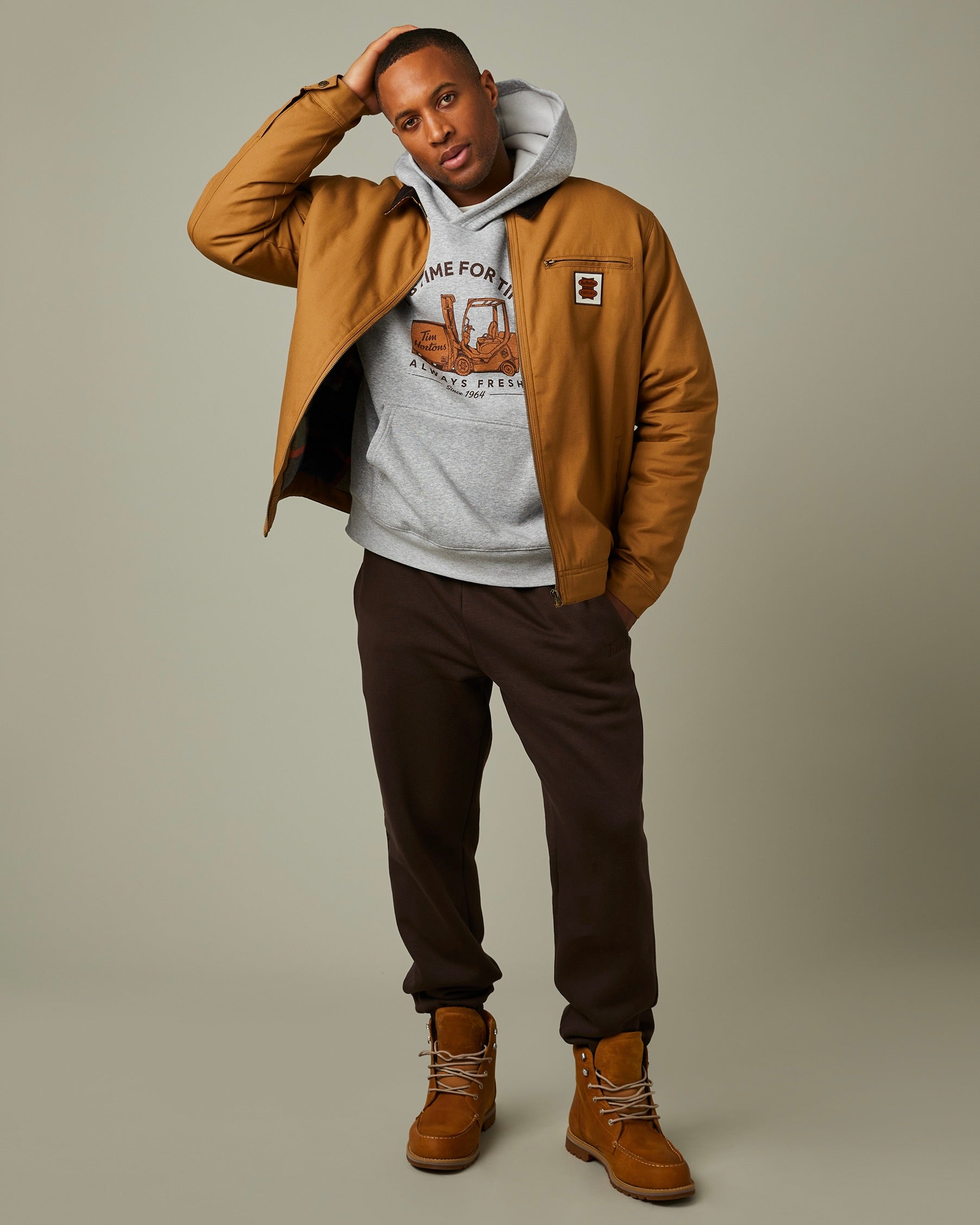 Utility-style jacket in maple brown with front zip and retro Tim Hortons patch | Manteau utilitaire couleur érable avec poche à glissière à l’avant et logo Tim Hortons rétro - Image #4