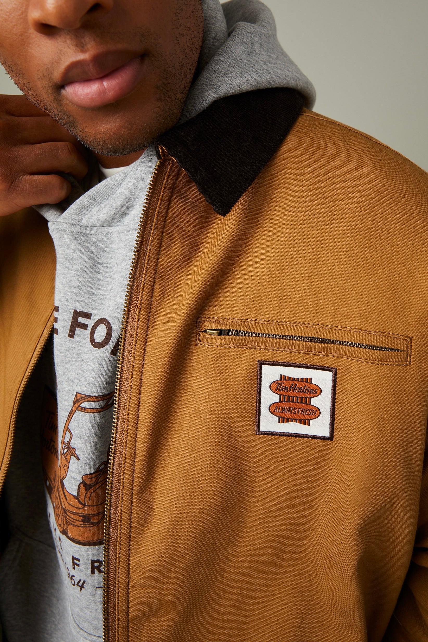 Utility-style jacket in maple brown with front zip and retro Tim Hortons patch | Manteau utilitaire couleur érable avec poche à glissière à l’avant et logo Tim Hortons rétro - Image #3