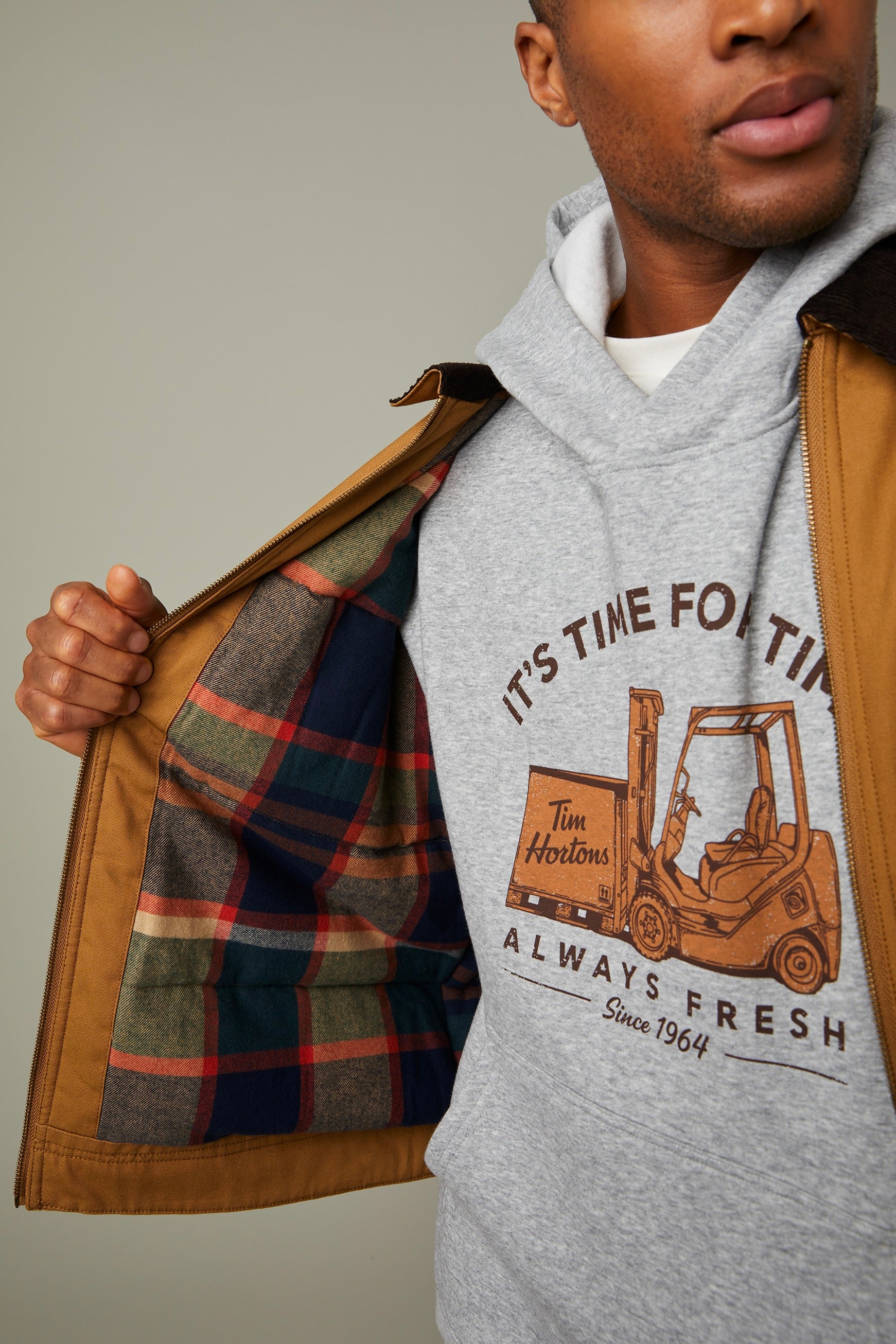 Utility-style jacket in maple brown with front zip and retro Tim Hortons patch | Manteau utilitaire couleur érable avec poche à glissière à l’avant et logo Tim Hortons rétro - Image #2