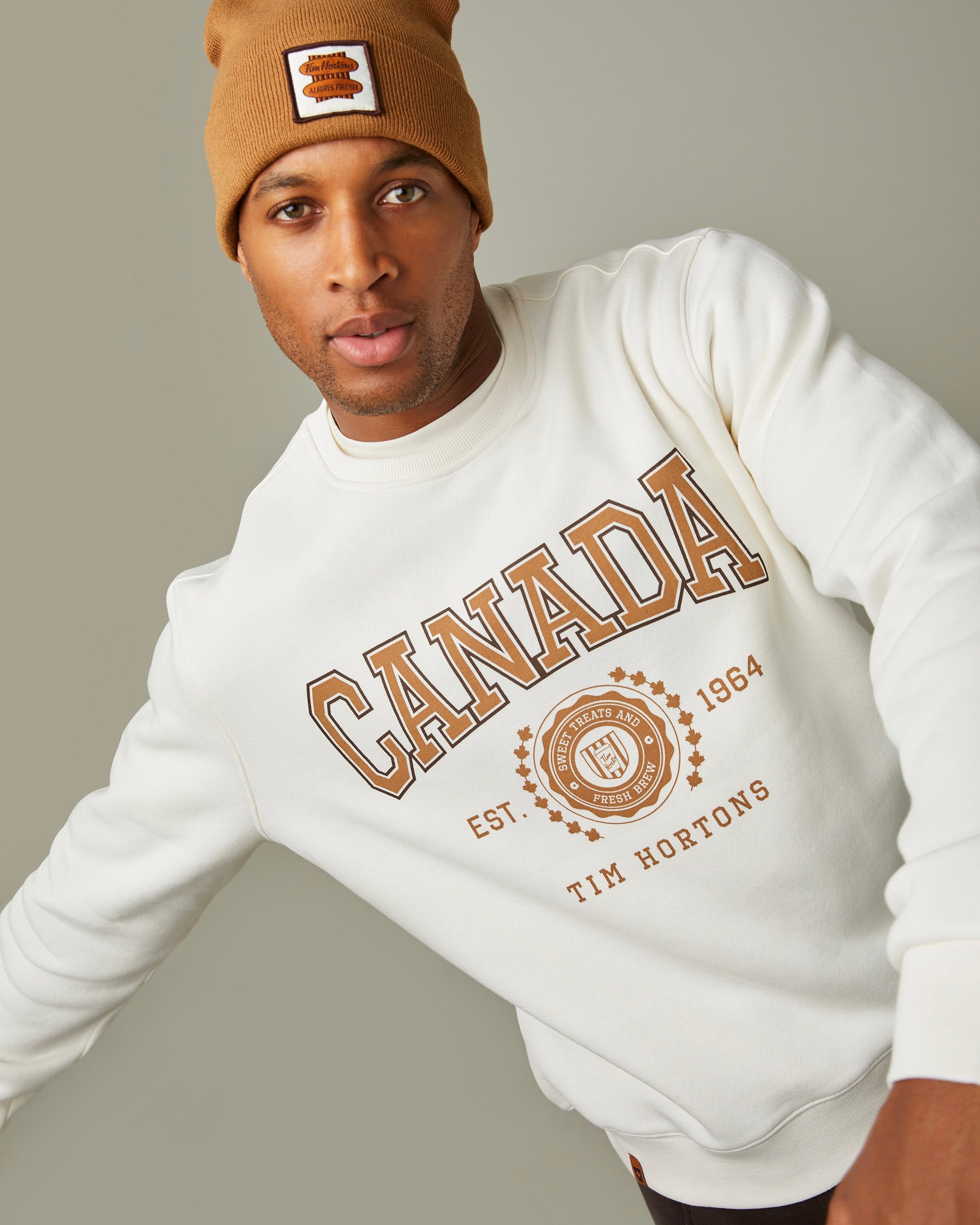 Maple brown knit toque with retro Tim Hortons patch | Tuque en tricot couleur érable avec logo Tim Hortons rétro - Image #2