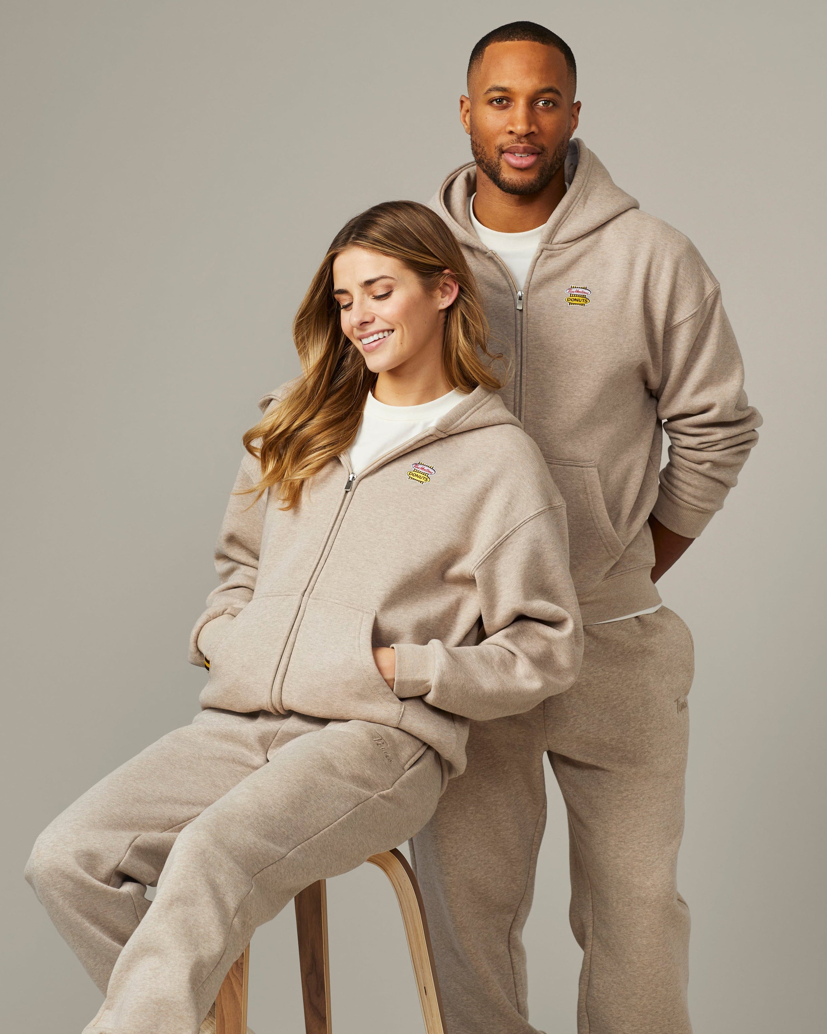 Unisex full zip hoodie in Iced Capp® marl colour with retro Tim Hortons logo | Chandail à capuchon unisexe à glissière gris chiné cappuccino glacé avec logo Tim Hortons rétro.