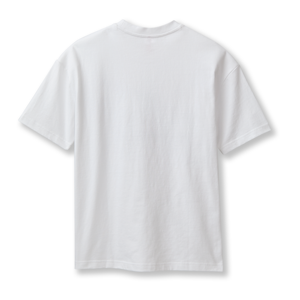  Ce t-shirt blanc ultraconfortable est parfait pour prendre la route ou un café. Le t-shirt « Are We There Yet » (Quand est-ce qu’on arrive?) célèbre les fameuses haltes routières.  - Image #2