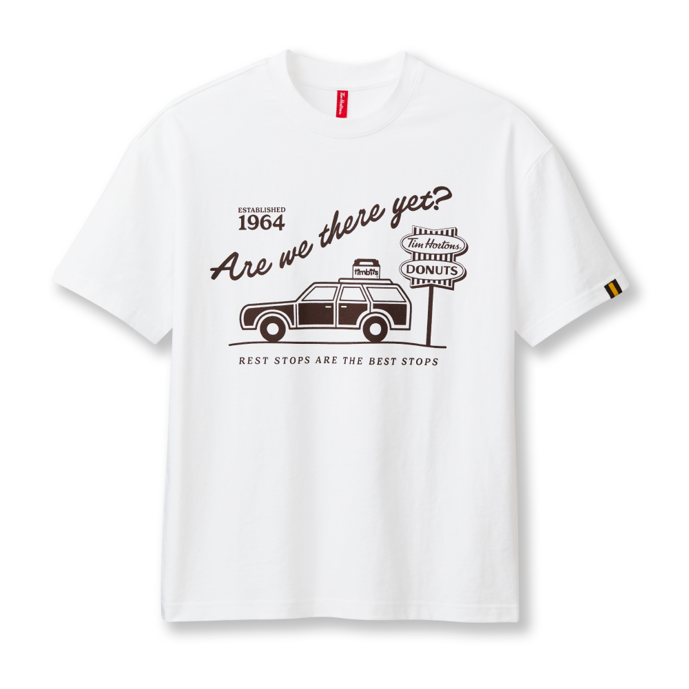 Get to road tripping and coffee sipping with this super comfy, cozy white t-shirt. The Are We There Yet t-shirt is designed to celebrate rest stops as the best stops. || Ce t-shirt blanc ultraconfortable est parfait pour prendre la route ou un café. Le t-shirt « Are We There Yet » (Quand est-ce qu’on arrive?) célèbre les fameuses haltes routières. 